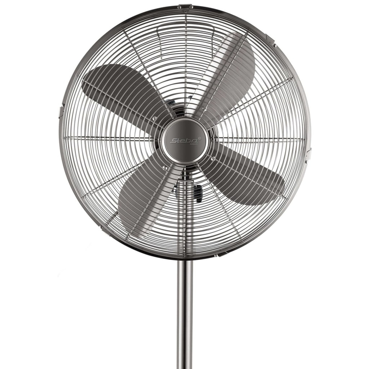 Un ventilador de pie plateado con cuatro aspas. Está contra un fondo blanco.