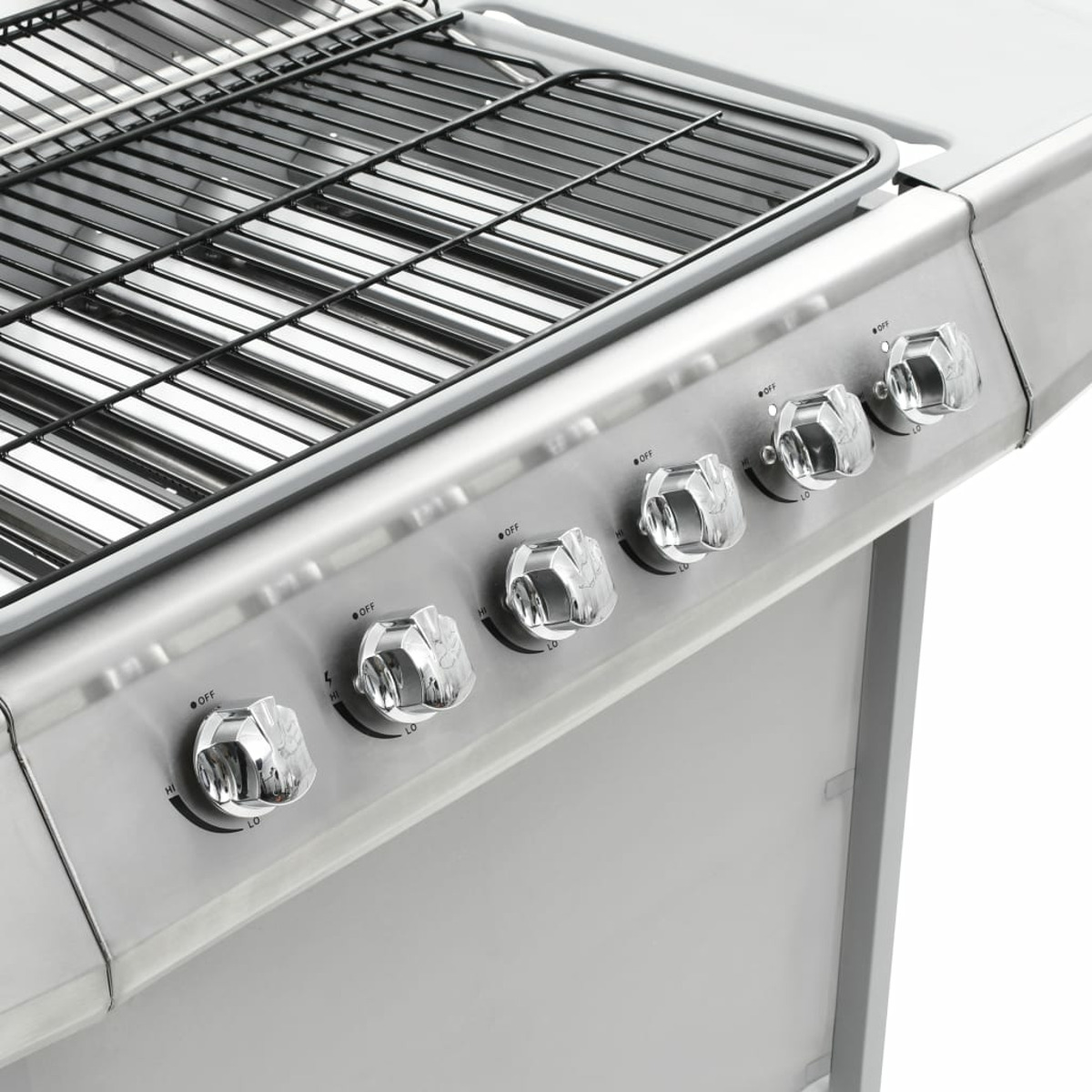 Nahaufnahme eines Grills mit Bedienknöpfen, silberfarben, schwarzer Grill, weißer Hintergrund.