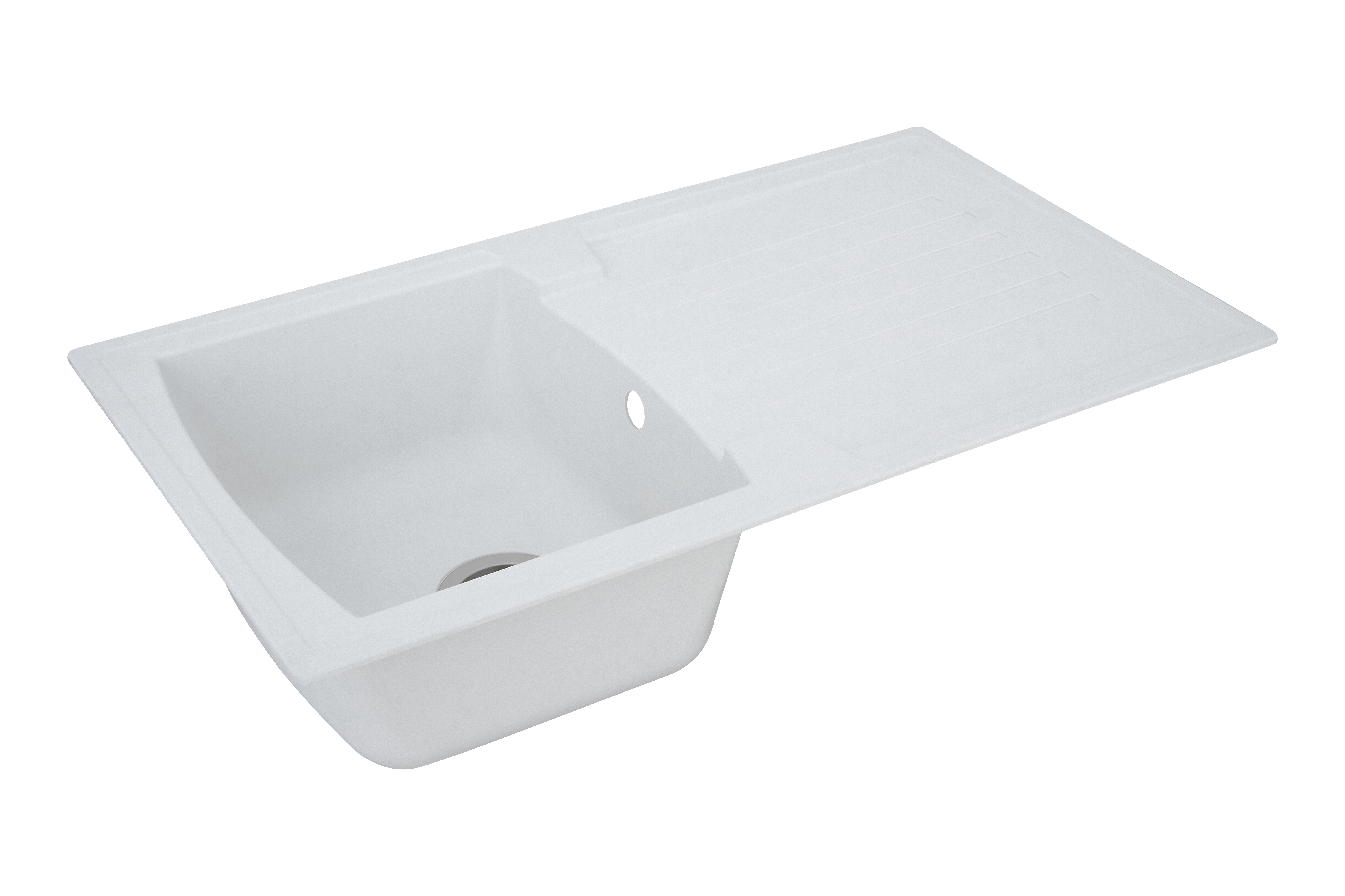 Weißes Küchenwaschbecken mit Abtropfbrett, vor weißem Hintergrund, schräge Ansicht.