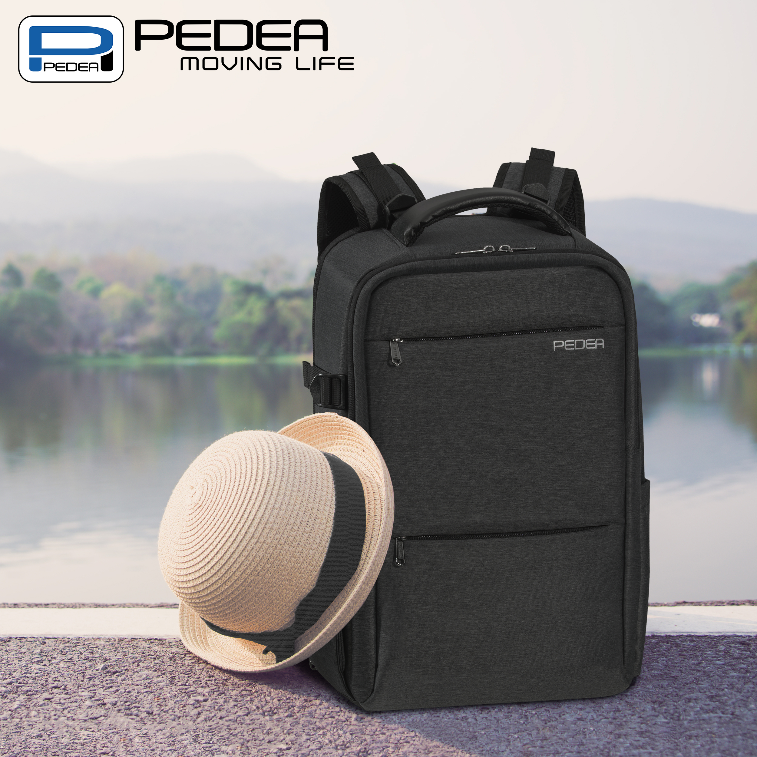 Ein schwarzer Rucksack und ein Hut mit einem See im Hintergrund.