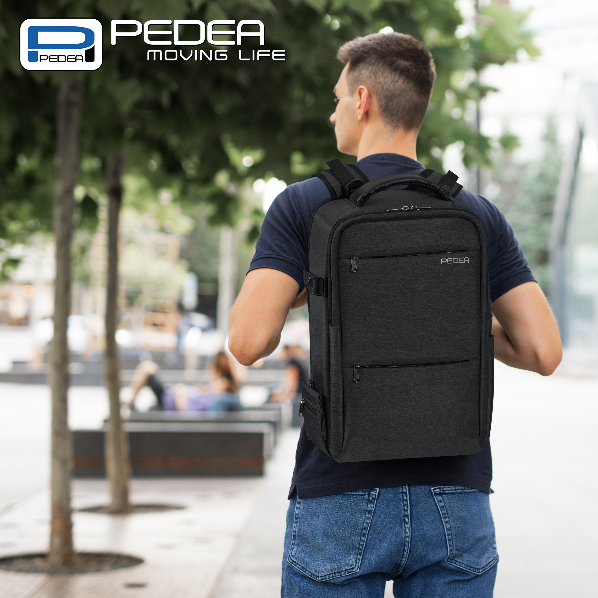 Mann mit schwarzem Rucksack geht auf der Straße. Bäume im Hintergrund, sonniges Tageslicht.