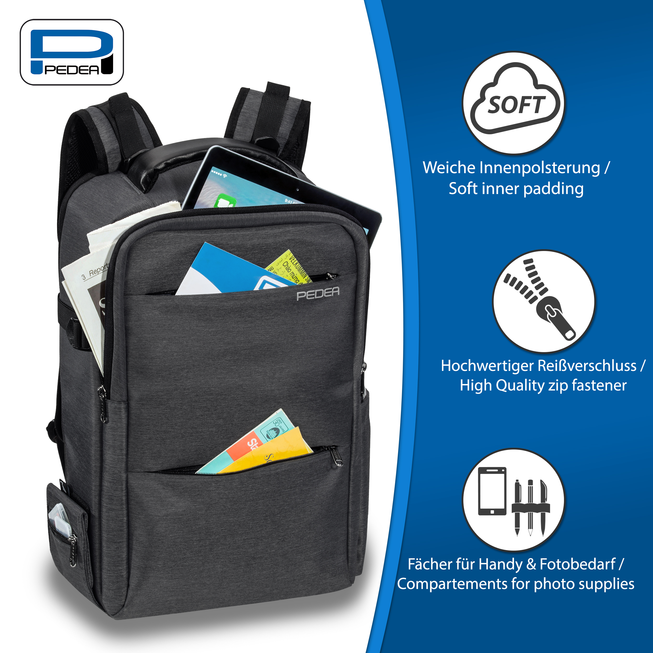 Schwarzer Rucksack mit Gegenständen, darunter ein Tablet und Papier. Der Rucksack hat Taschen und ein Logo.