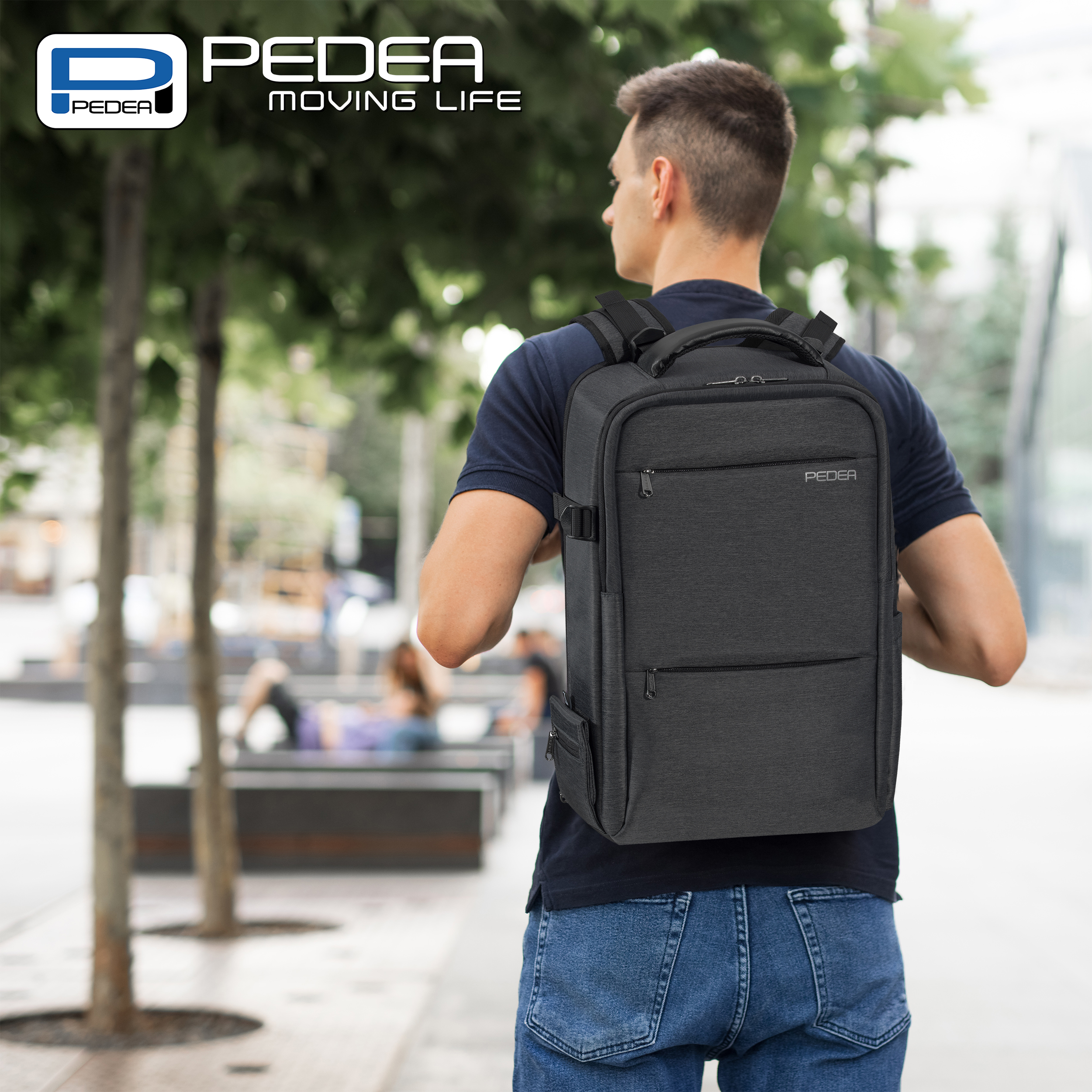 Ein Mann mit Rucksack geht weg von der Kamera auf Bäume zu.