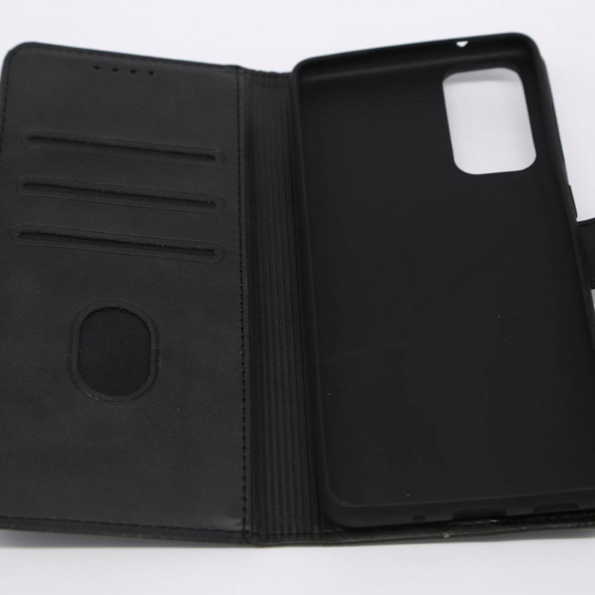 Czarne etui na telefon, otwarte. Ma kieszeń i miejsce na telefon. Tło jest białe.