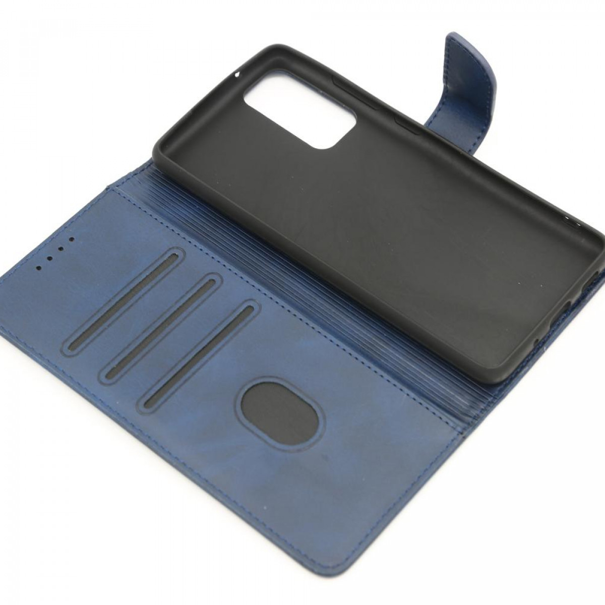 Niebieskie skórzane etui na telefon, otwarte, pokazujące uchwyt na telefon. Białe tło.