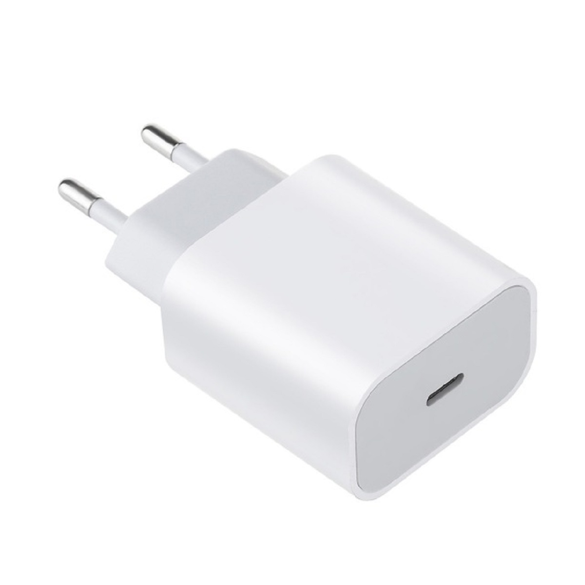 Weißes USB-Ladegerät mit USB-C-Anschluss, aus einer schrägen Perspektive betrachtet.