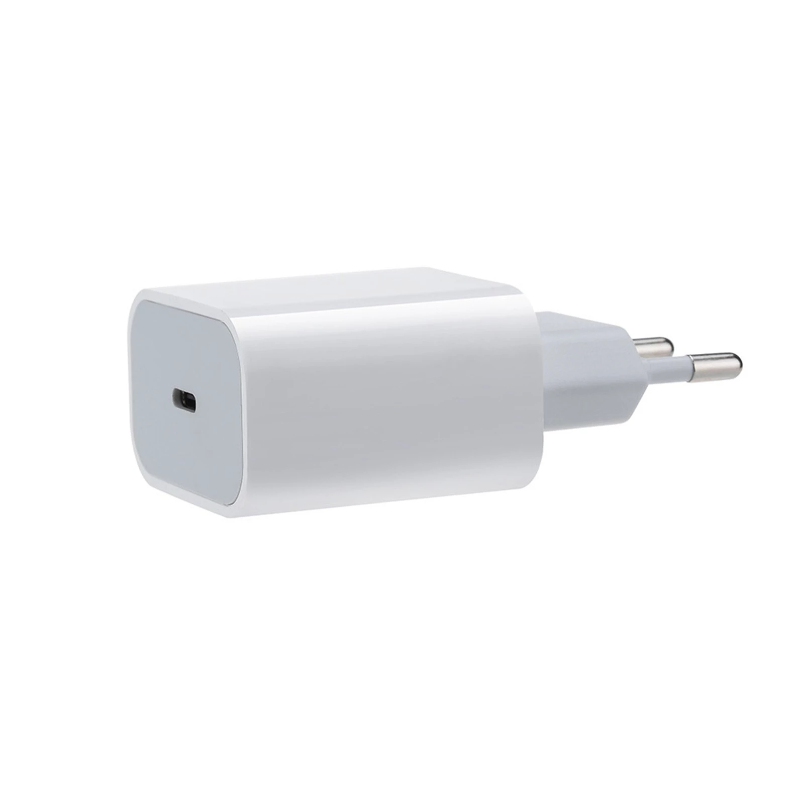 Weißes Ladegerät mit USB-C-Anschluss und zwei Stiften. Das Ladegerät befindet sich auf weißem Hintergrund.