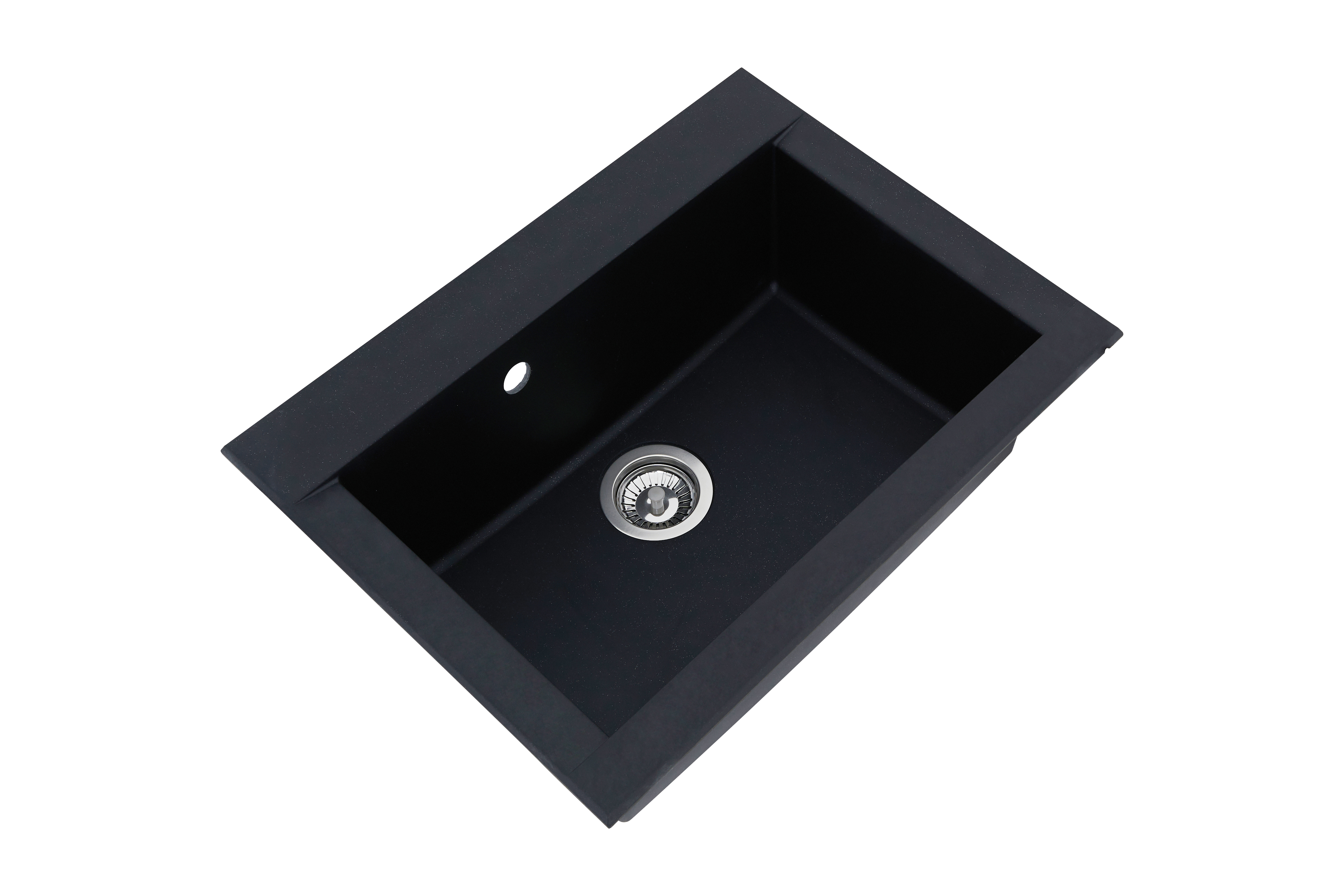 Ein schwarzes Küchenbecken mit scharfer Kante. Das Becken hat einen Abfluss und steht vor weißer Oberfläche.