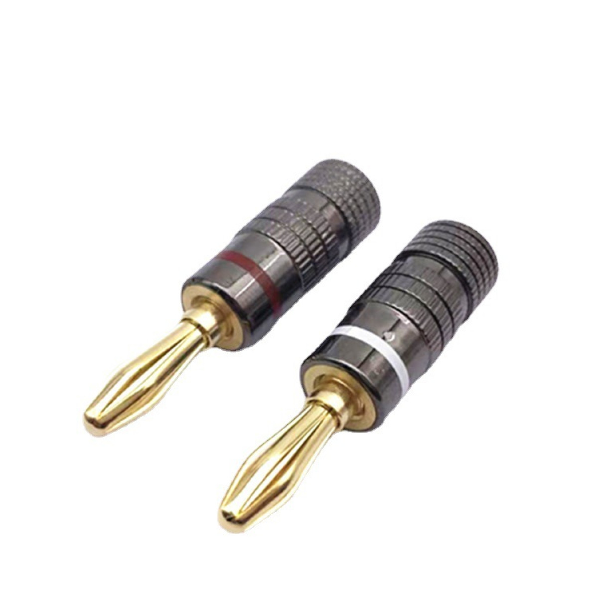Zwei goldspitzen, schwarze und rote Audio-Anschlüsse. Sie sind abgewinkelt und haben eine metallische, glänzende Oberfläche.