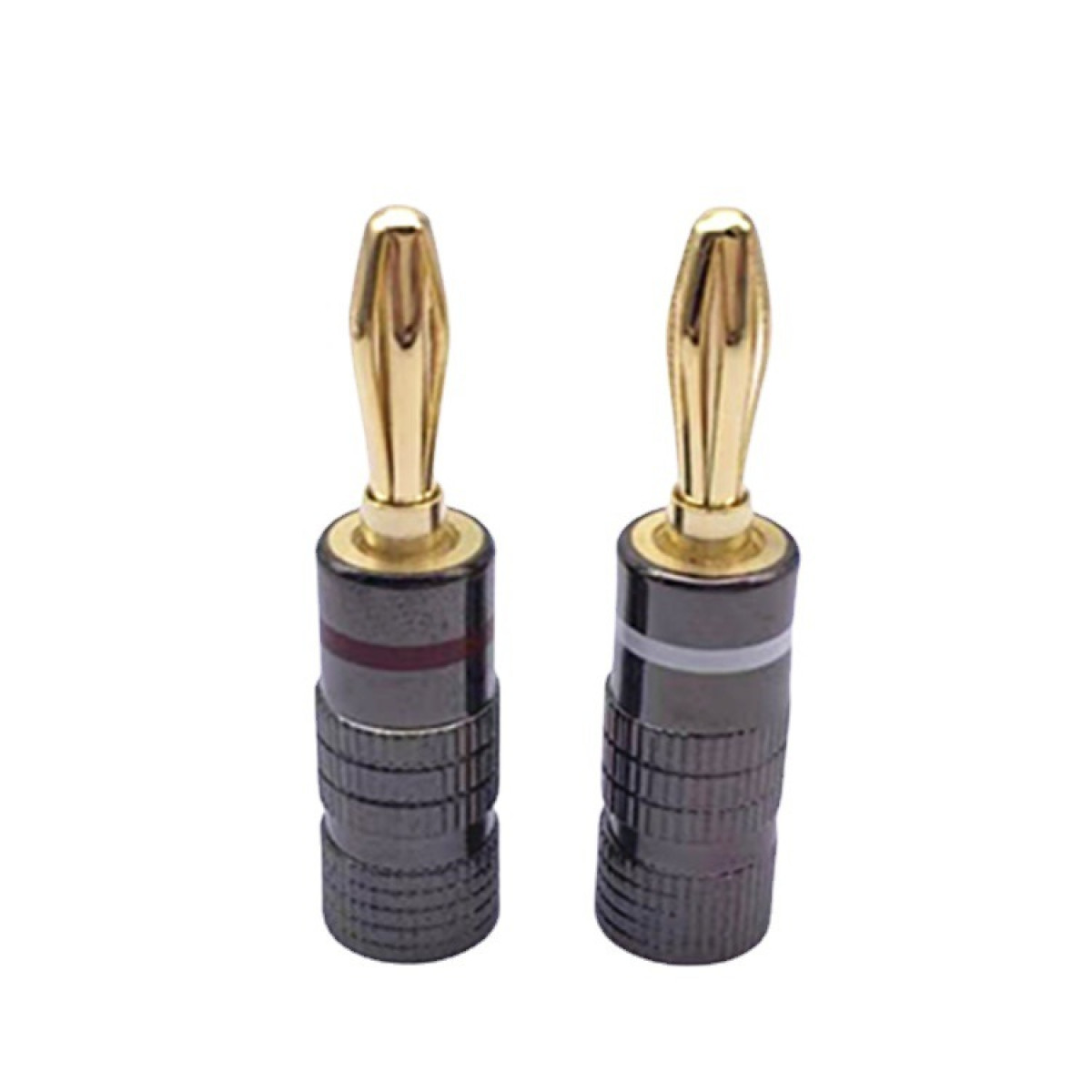 Zwei goldspitzige Lautsprecherstecker mit schwarzen Basen, die auf einer weißen Oberfläche stehen.