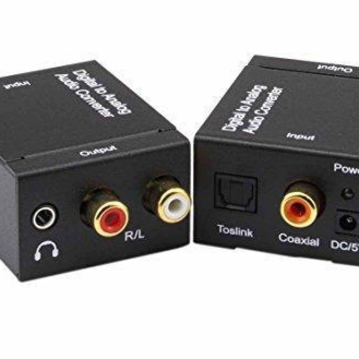 Dwa czarne konwertery audio z wejściami i wyjściami. Jeden ma gniazdo słuchawkowe, drugi port Toslink.