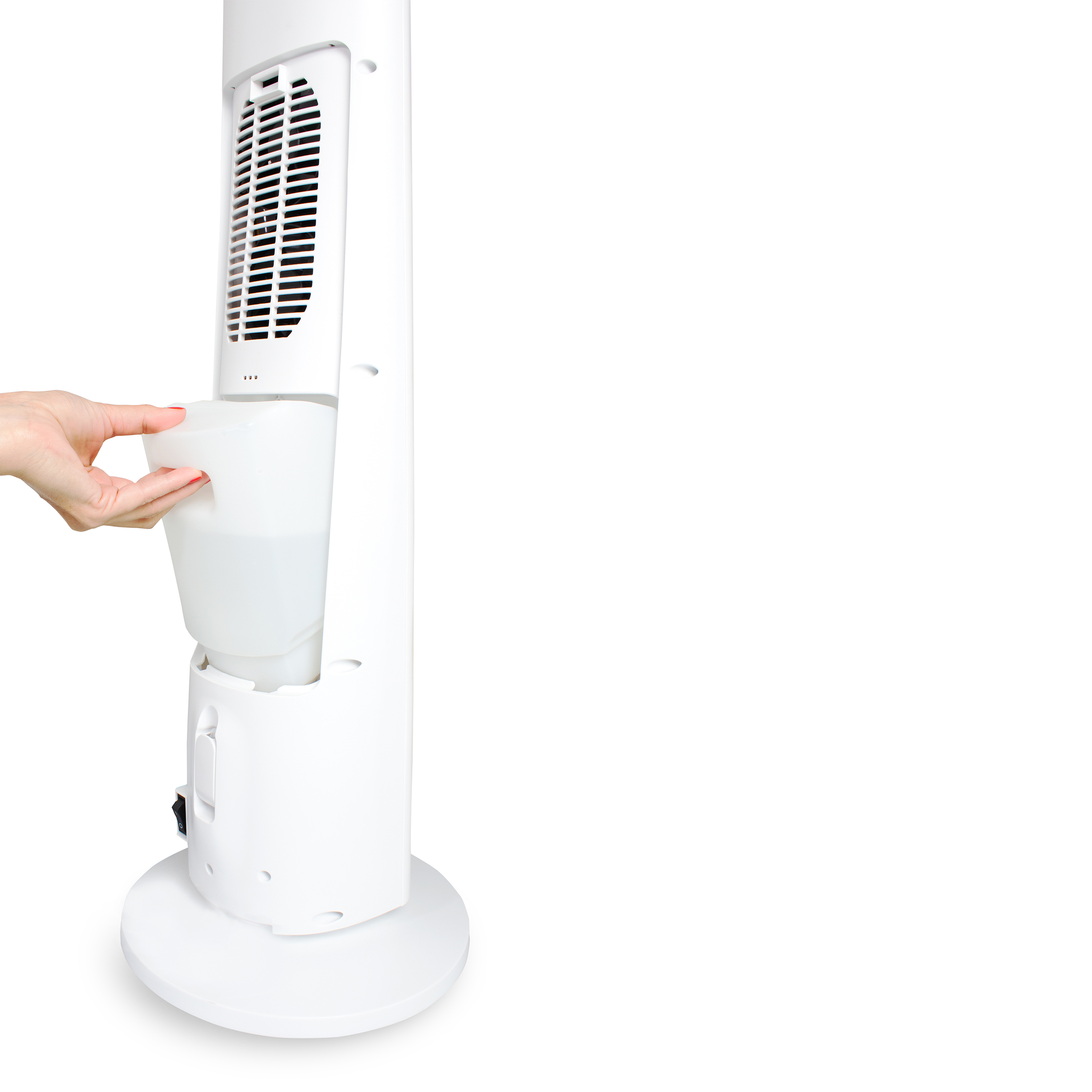 Una mujer llena un ventilador de torre blanco con agua de un recipiente de plástico. El ventilador tiene una base redonda.