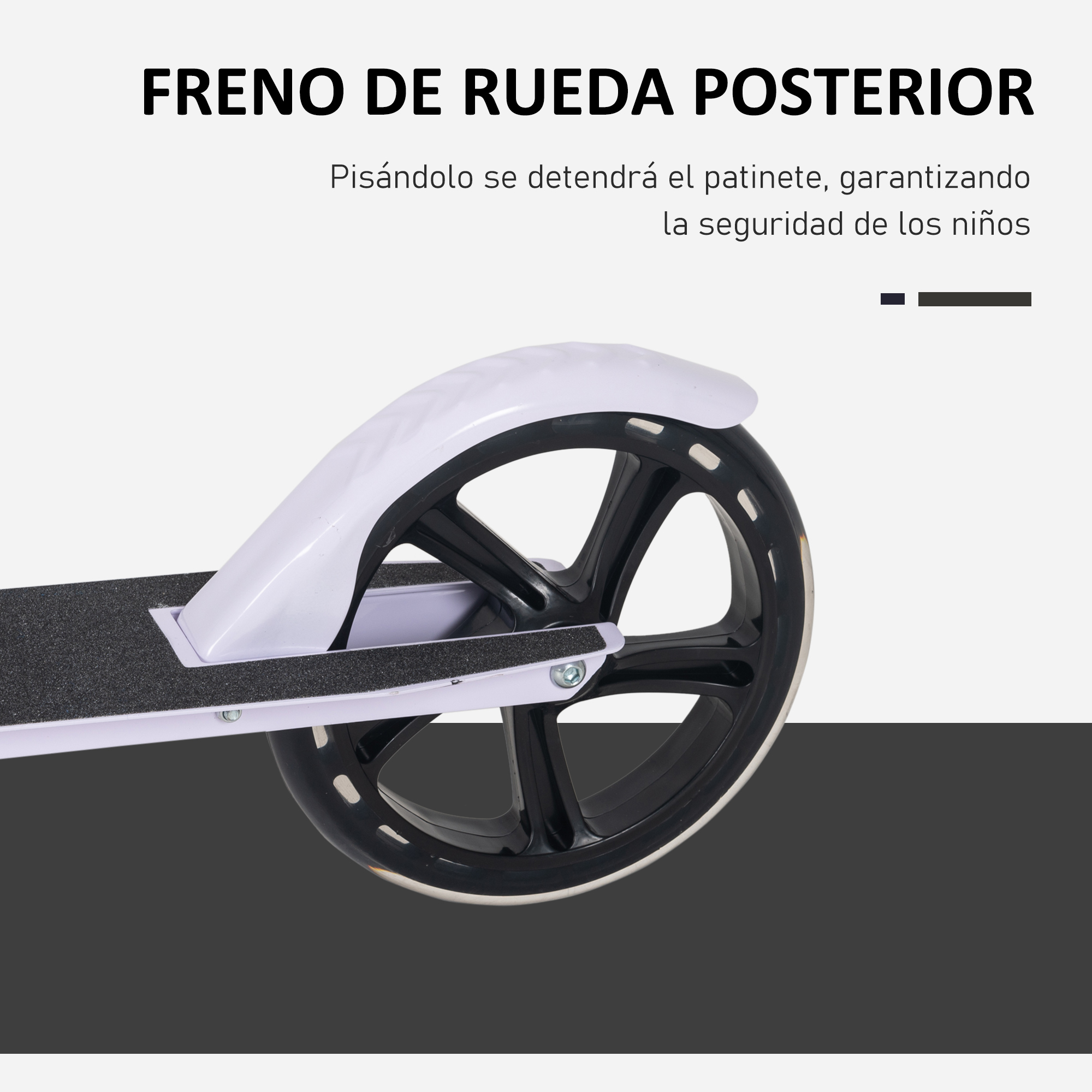 Primer plano de una rueda de scooter con el texto 'FRENO DE RUEDA POSTERIOR' arriba. Blanco y negro.