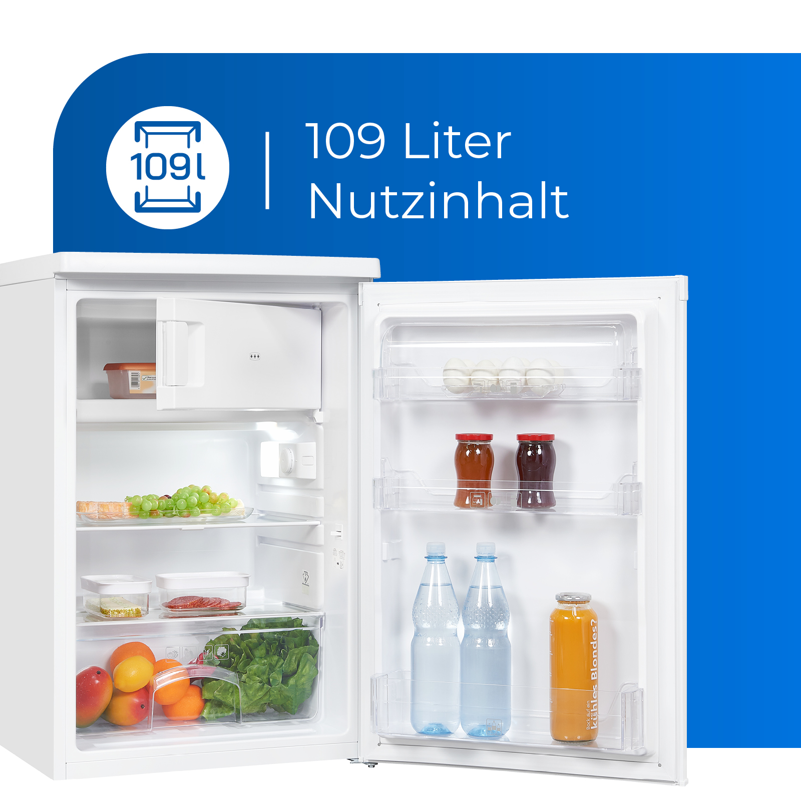 Ein weißer Kühlschrank mit offener Tür, mit Lebensmitteln und Getränken. Kapazität: 109 Liter.