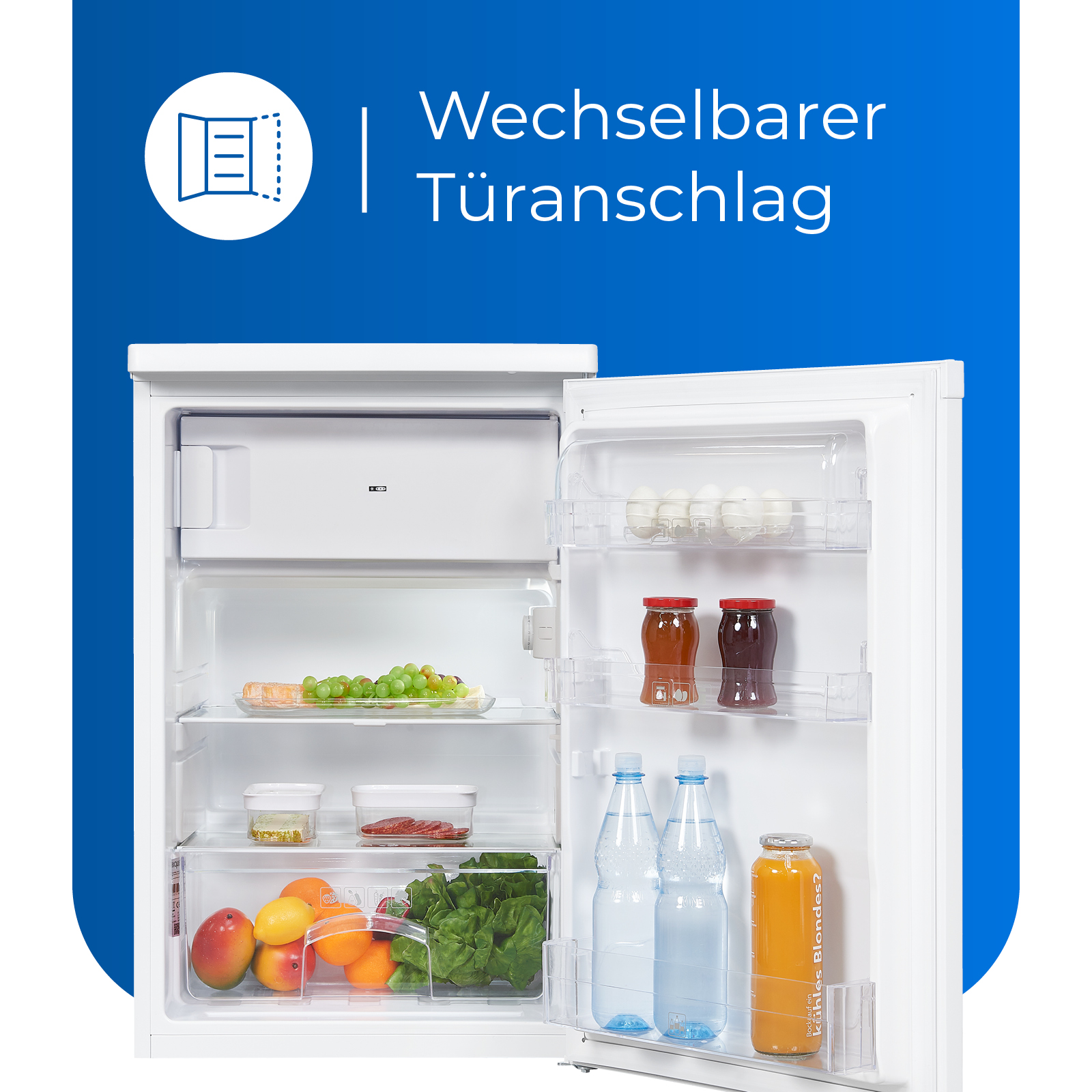 Kühlschrank mit geöffneter Tür. Im Inneren befinden sich Lebensmittel. Weiße Außenseite und ein blauer Akzent.