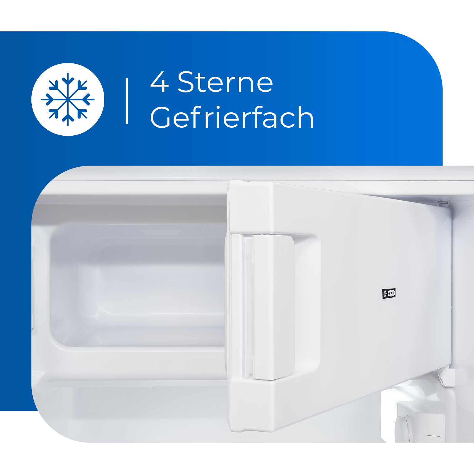 Weißer Kühlschrankinnenraum mit offener Tür, Gefrierfach sichtbar.