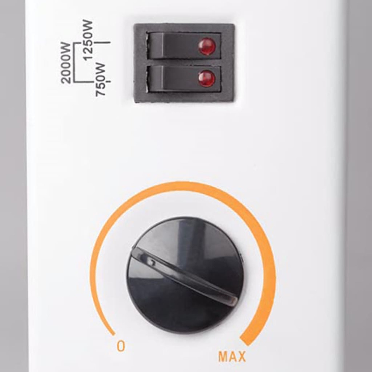 Dispositivo bianco con quadrante di alimentazione e interruttori. Testo: 2000W, 1250W, 750W.