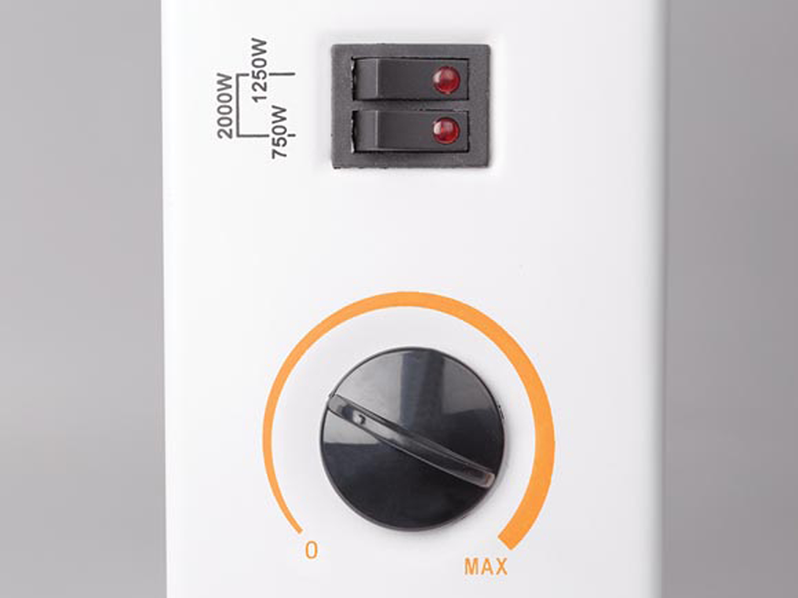 Primo piano di un dispositivo elettrico bianco. Ha un quadrante da 0 a MAX e due interruttori con luci rosse.