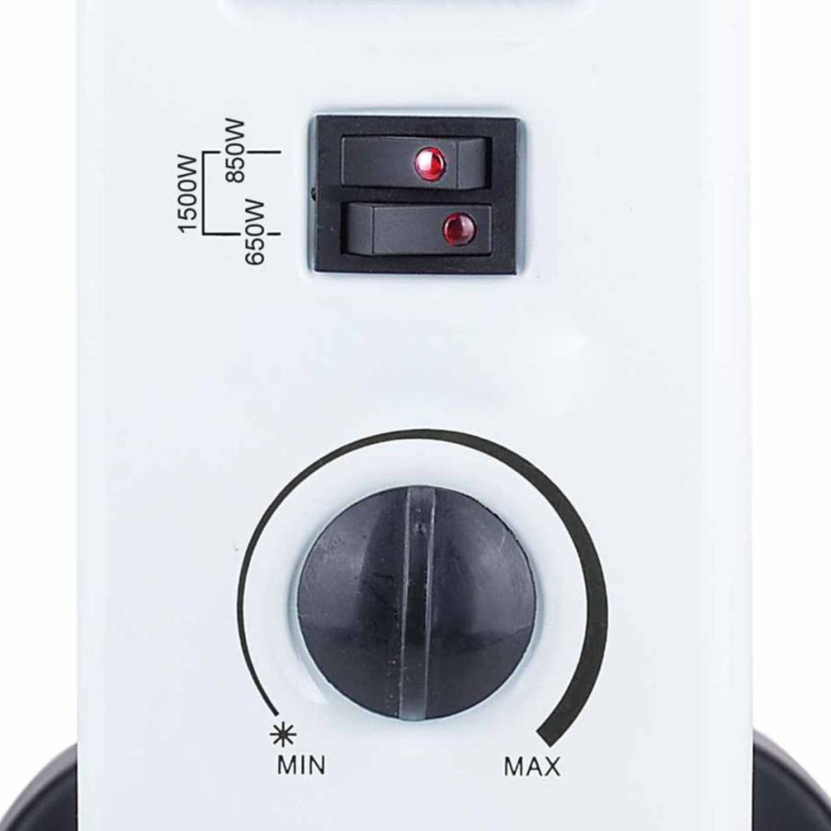 Primo piano del pannello di controllo con interruttori e un quadrante. Sfondo bianco.