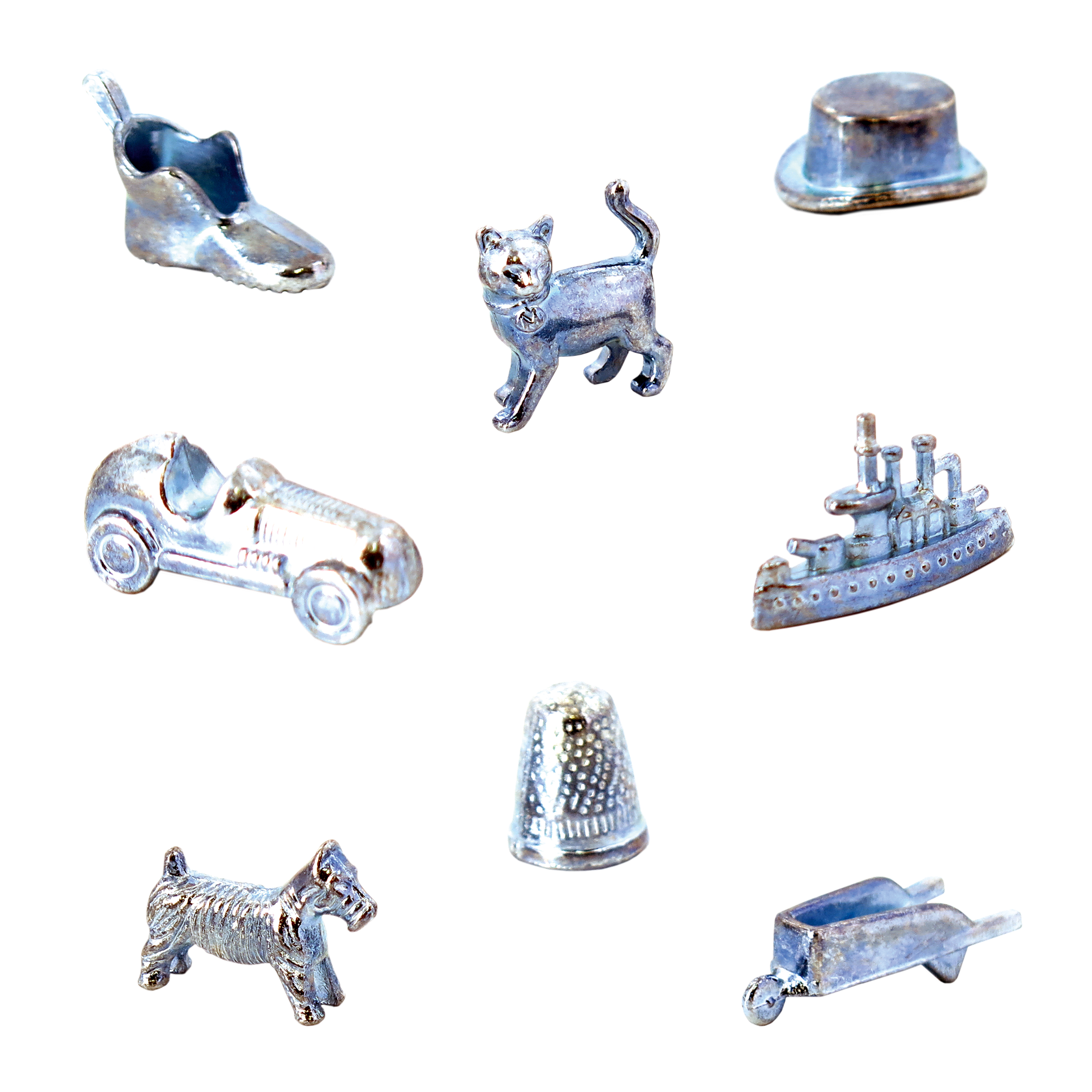 Eine Sammlung von Monopoly-Spielsteinen: Schuh, Katze, Auto, Schiff, Fingerhut, Hund, Hut und Schubkarre.