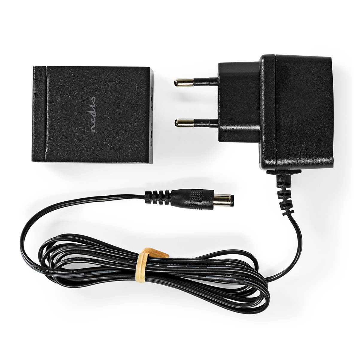 Schwarzes Netzteil mit schwarzem Kabel und Stecker, mit Nedis-Logo, auf weißer Oberfläche.