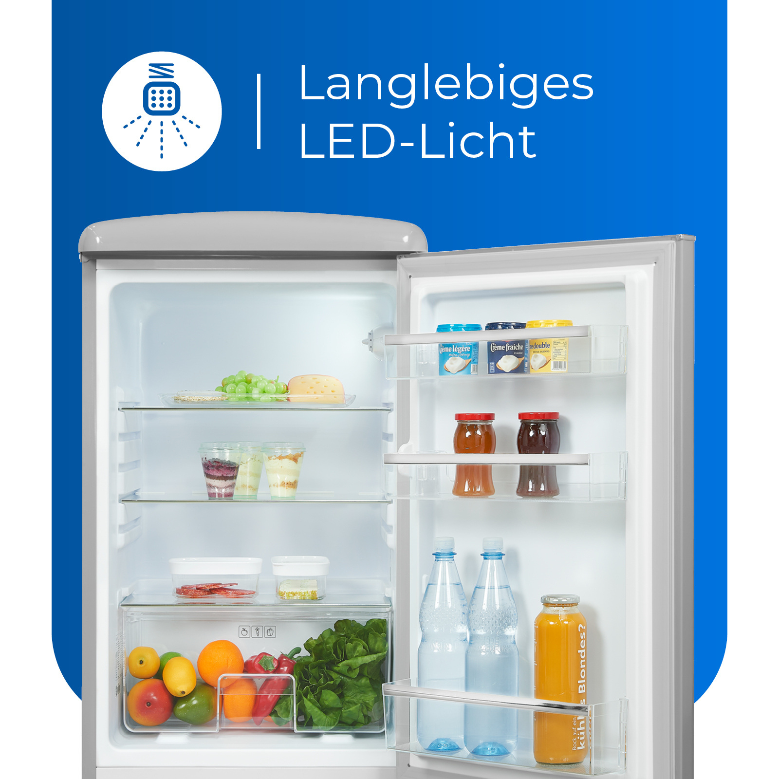 Refrigerador abierto con alimentos: agua embotellada, frutas y frascos.