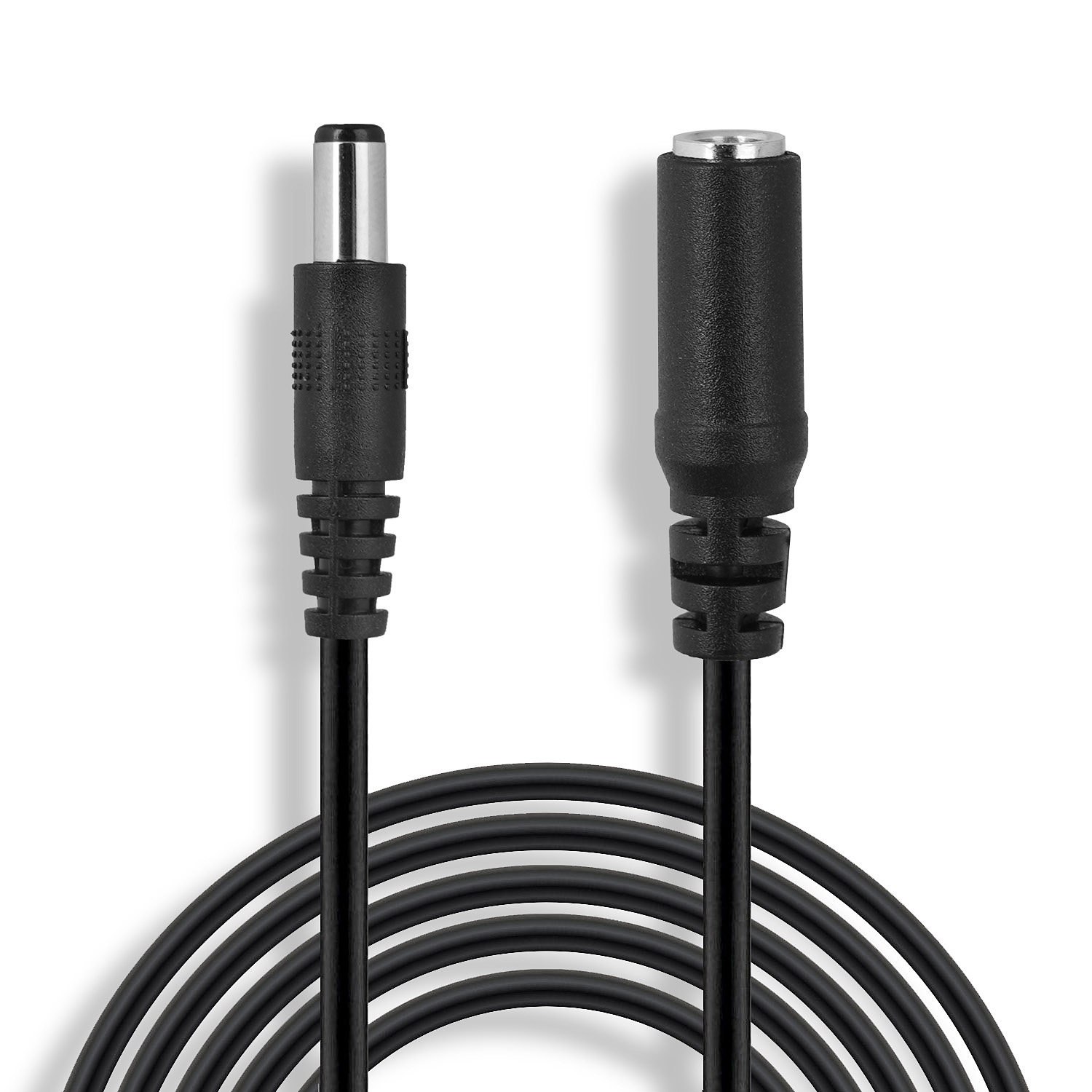 Schwarzes Ladekabel mit DC-Anschluss und Buchse. Weißer Hintergrund.