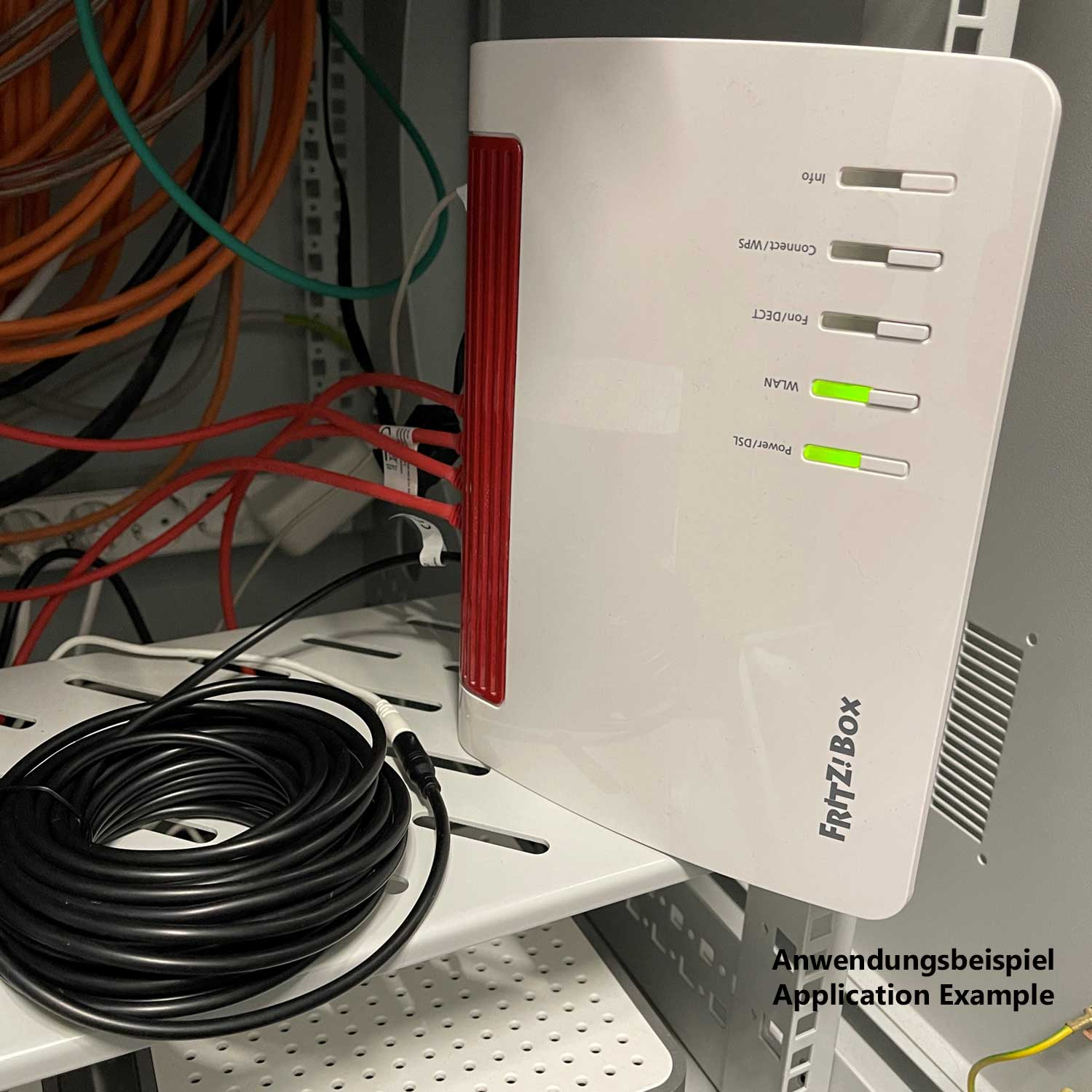 Weißer und roter Modemrouter mit Kabeln. Kabel und Drähte im Hintergrund.