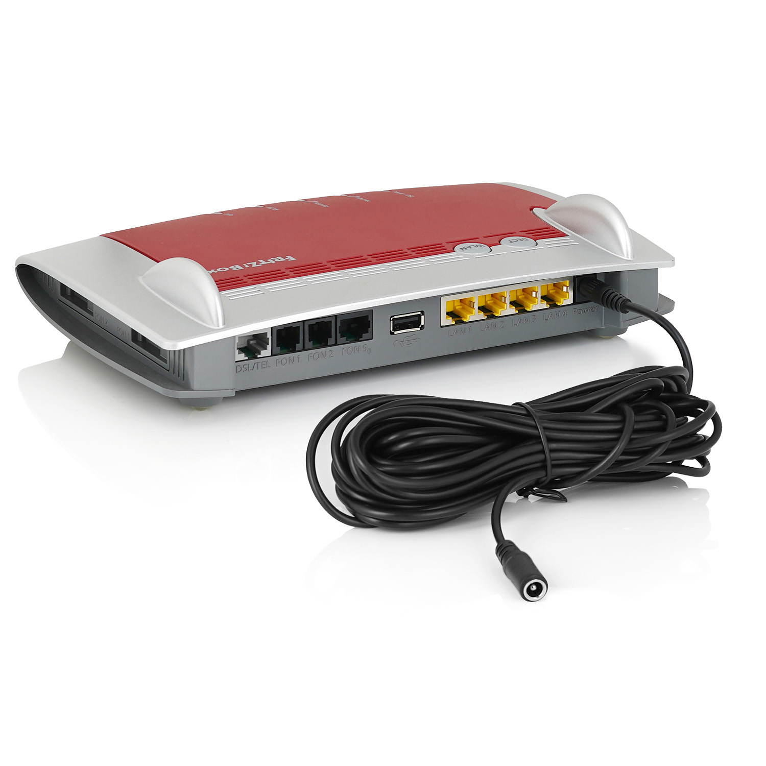 Ein roter und silberner Router mit schwarzen Kabeln wird gezeigt. Weißer Hintergrund.