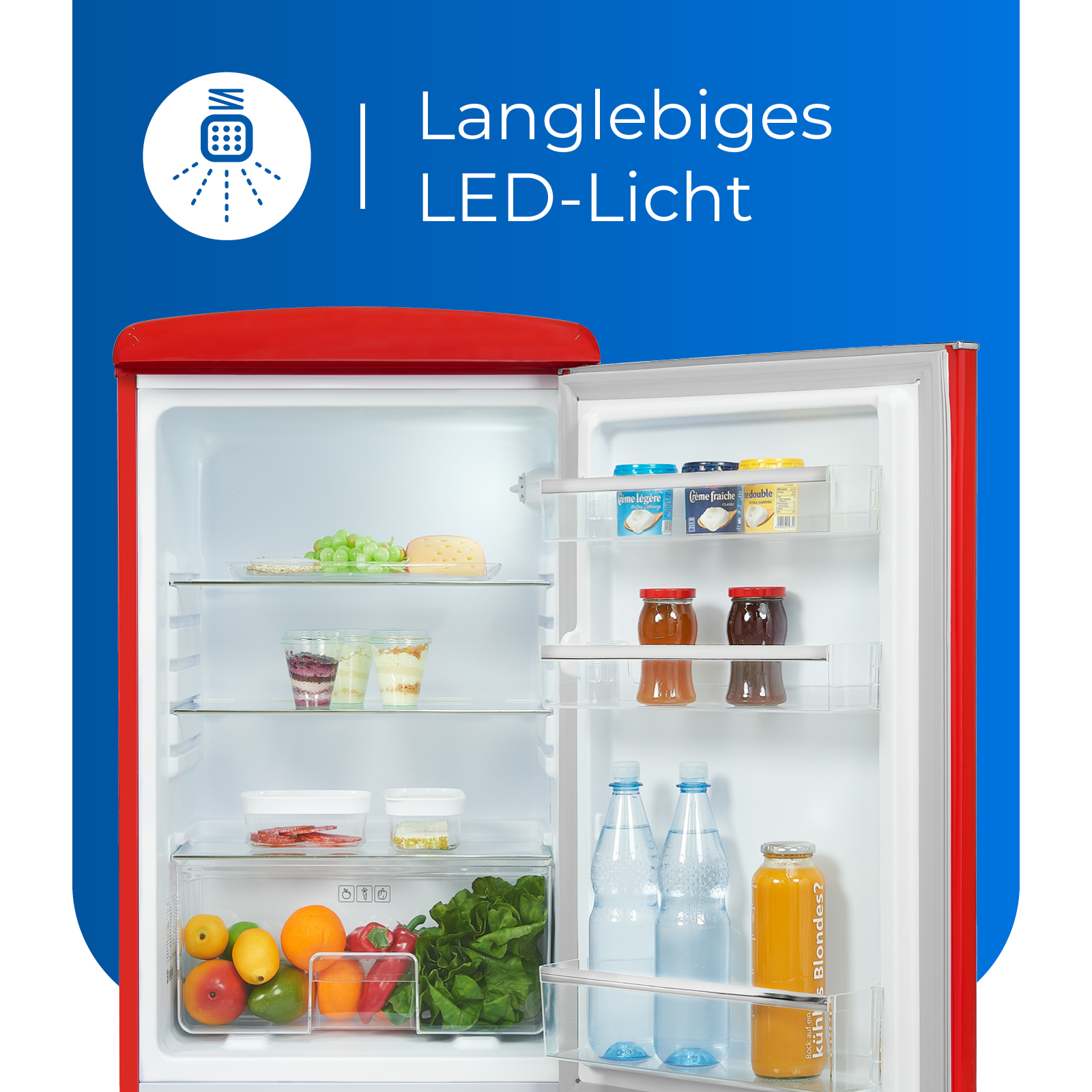 Un refrigerador rojo con la puerta abierta, revelando estantes con comida y bebidas.