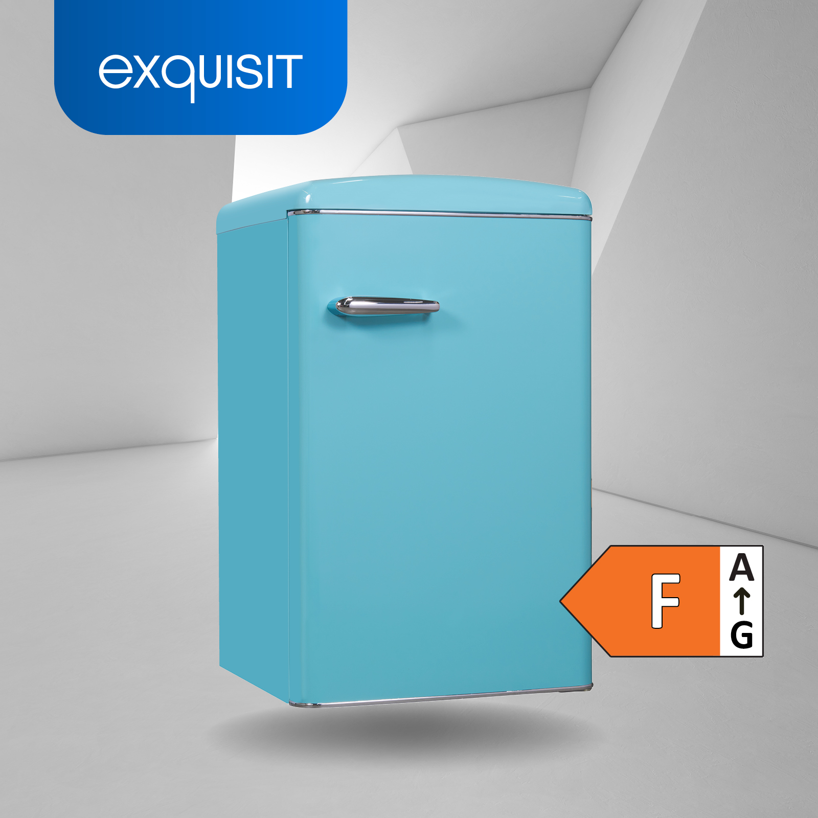 Blauer Kühlschrank mit Energieetikett, weißer Hintergrund, 'exquisit' Logo.
