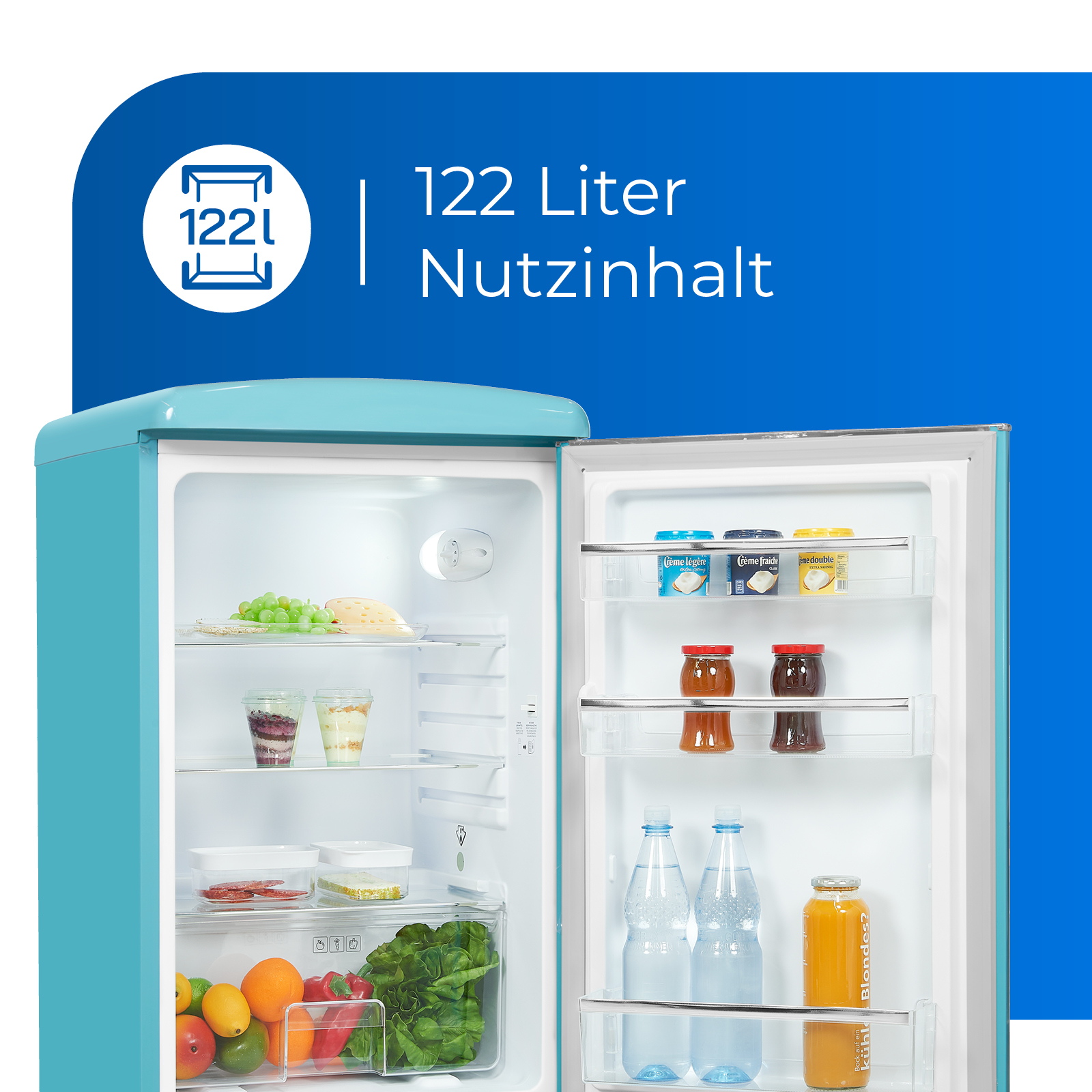 Blauer Retro-Kühlschrank mit offener Tür, zeigt Regale mit Lebensmitteln und großes Fassungsvermögen.