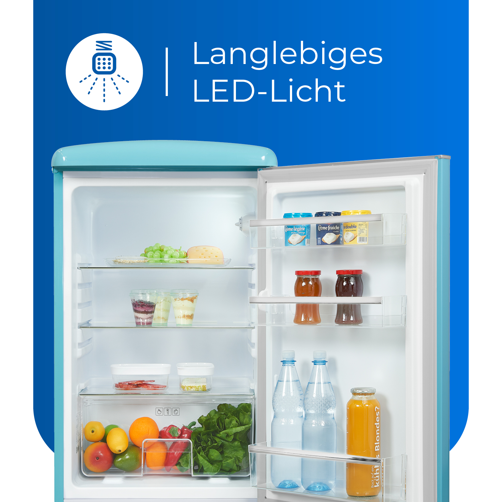Offener türkisfarbener Kühlschrank mit Regalen, Lebensmitteln und LED-Licht, blauer Hintergrund.