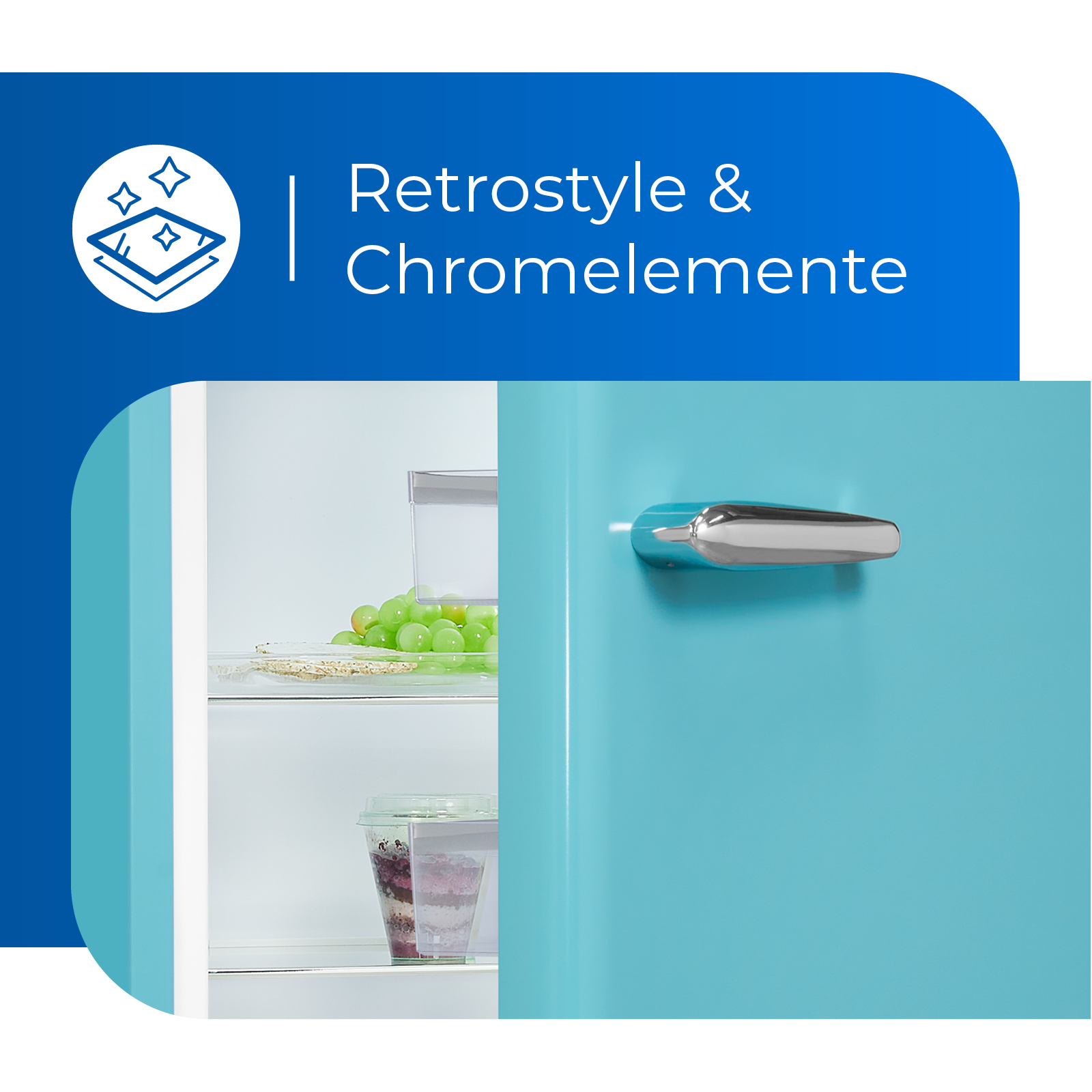 Blauer Retro-Kühlschrank. Geöffnete Tür zeigt Regale mit Lebensmitteln. Chromgriff. Text sagt 'Retrostyle & Chromeelemente'.