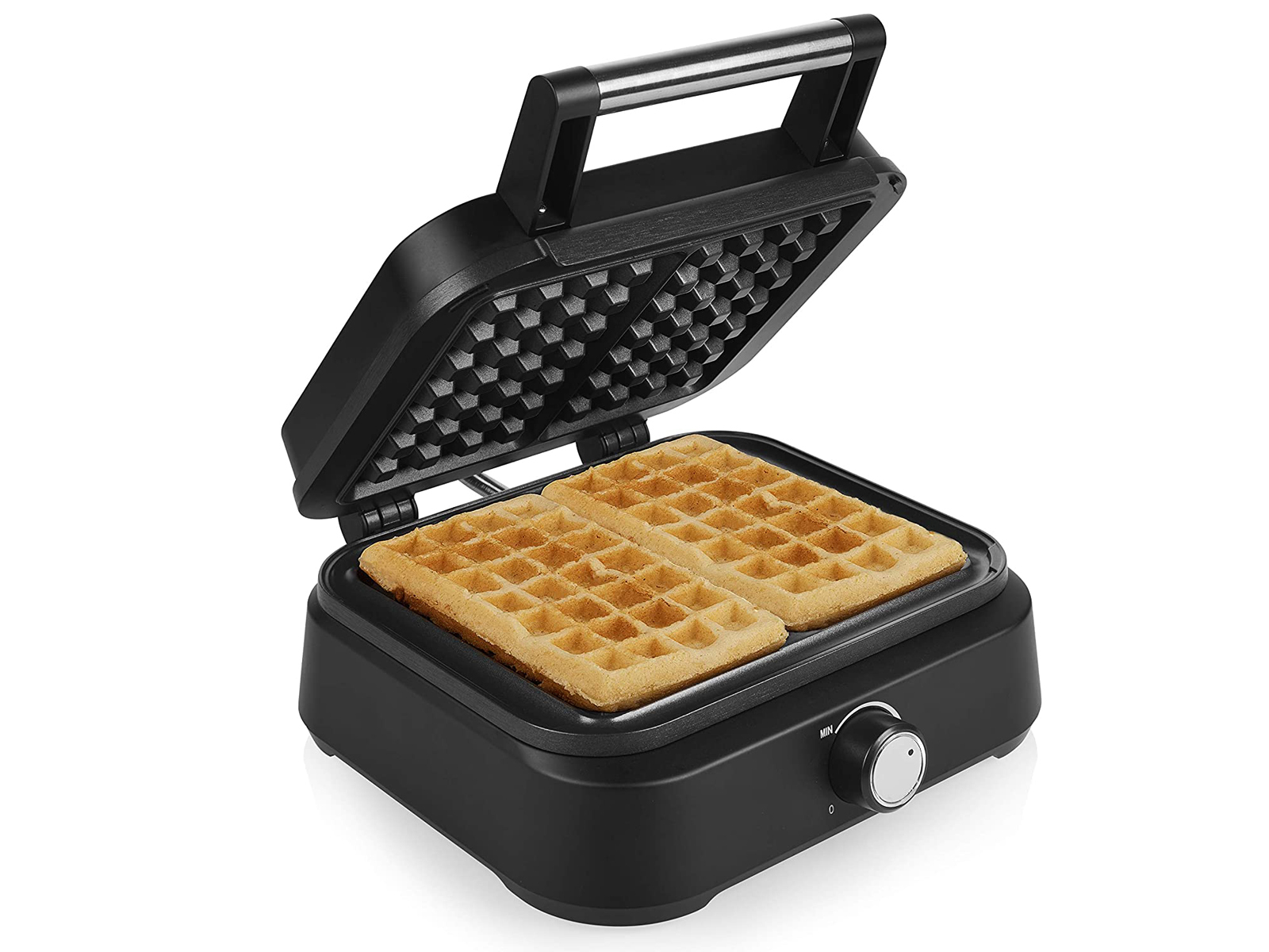 Schwarzer Waffeleisen geöffnet. Zwei Waffeln sind sichtbar. Weißer Hintergrund.