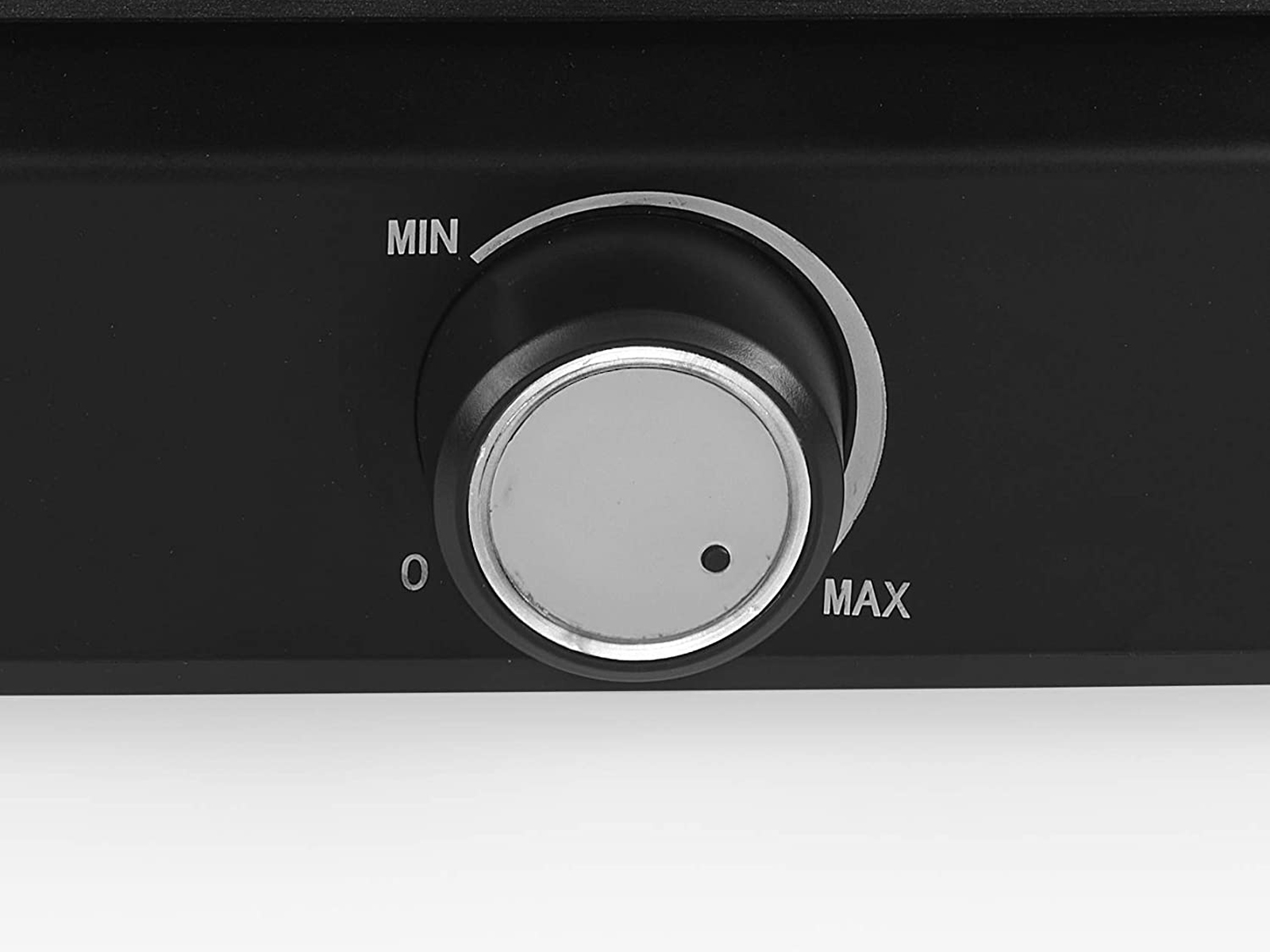 Ein schwarzer Knopf mit den Aufschriften 'MIN' und 'MAX'. Der Knopf ist silberfarben mit einem kleinen Punkt.