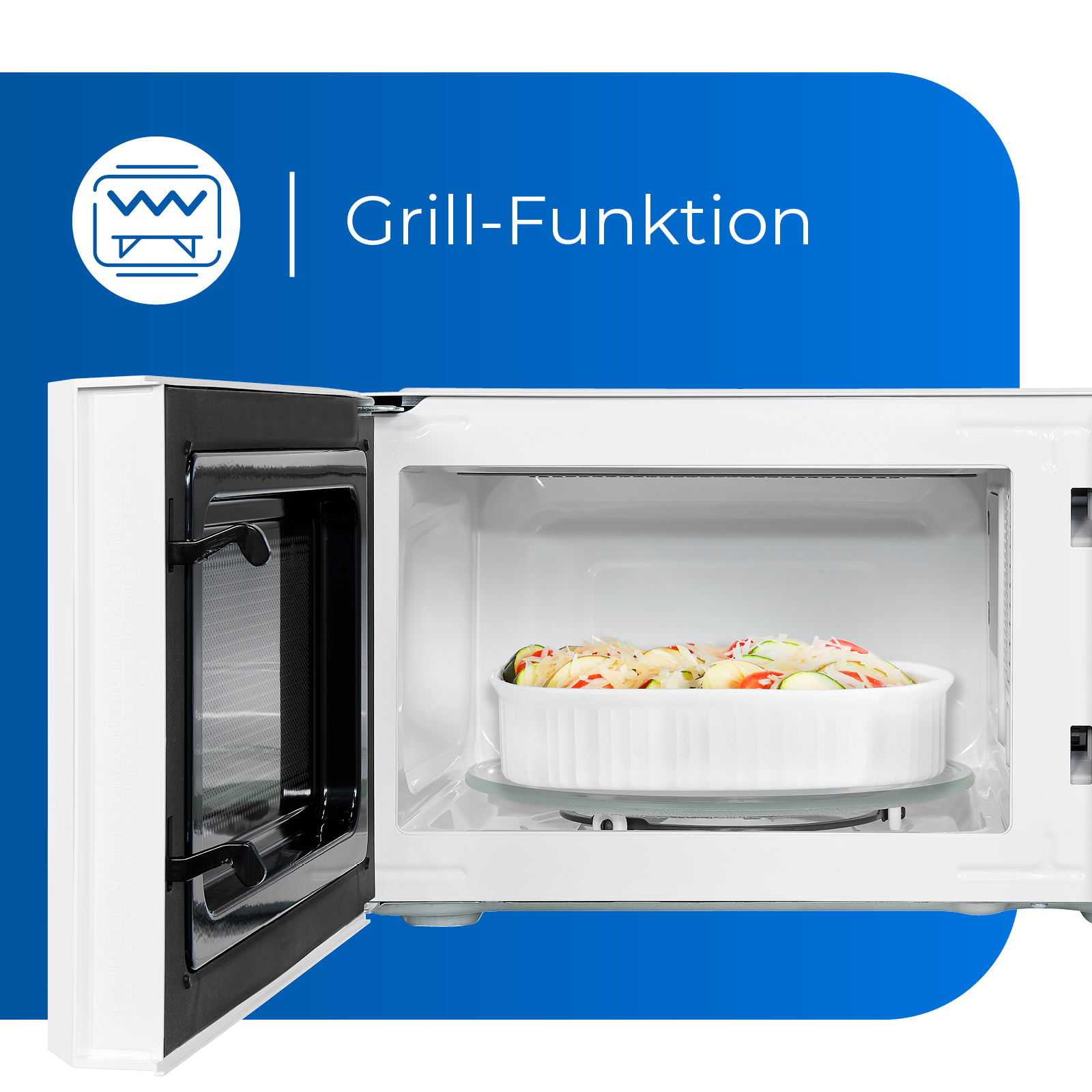 Mikrowelle mit offener Tür, die ein Gericht zeigt. Grillfunktion hervorgehoben.