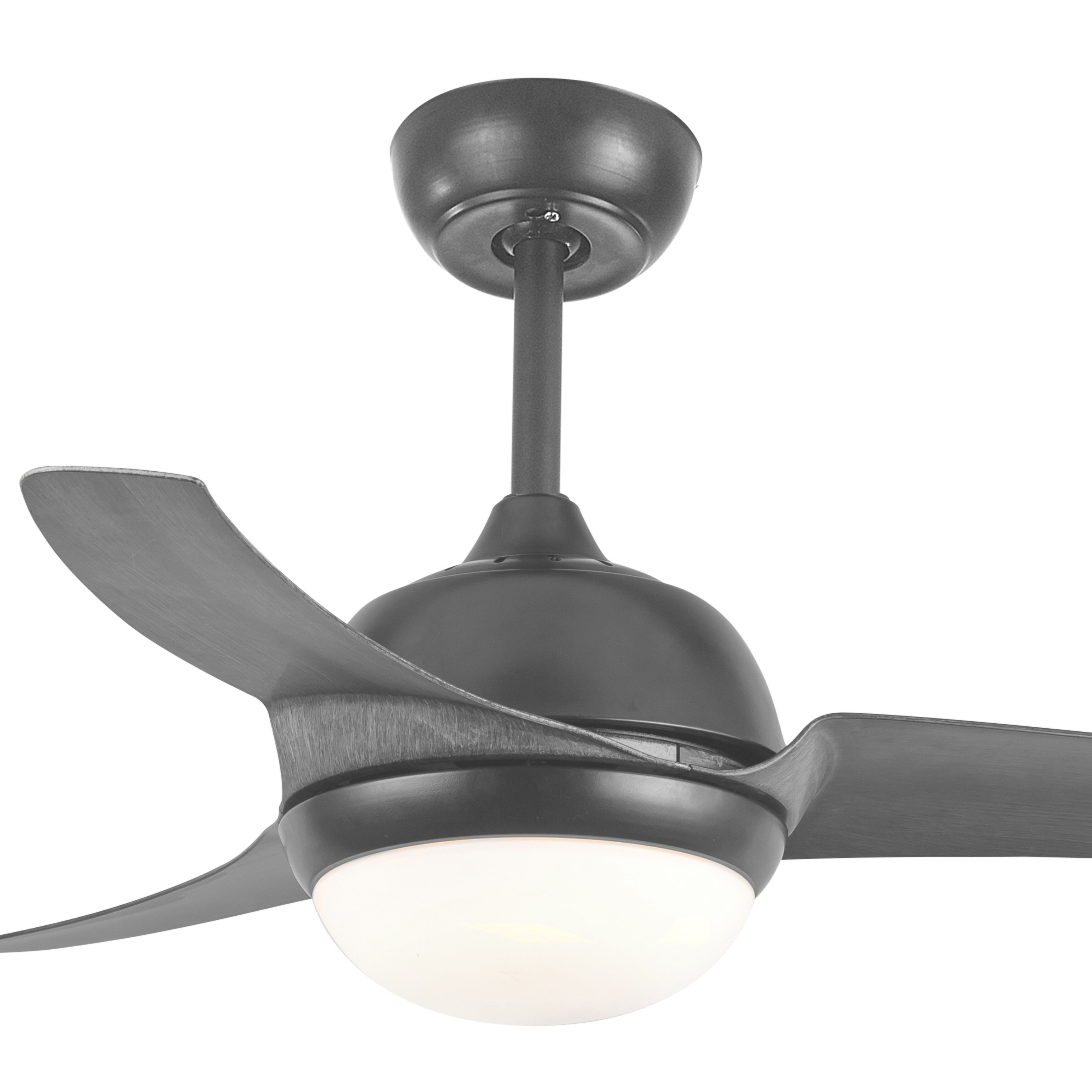 Un ventilador de techo gris oscuro con tres aspas y una luz en la parte inferior.