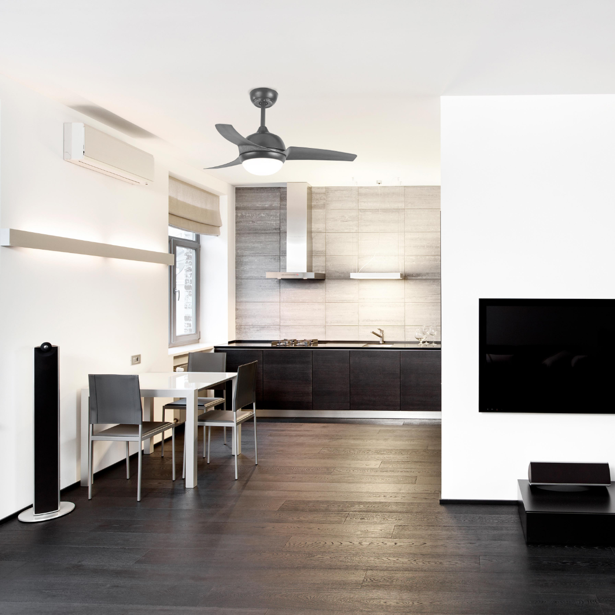 Una sala de estar moderna con ventilador de techo, mesa de comedor y televisor grande.
