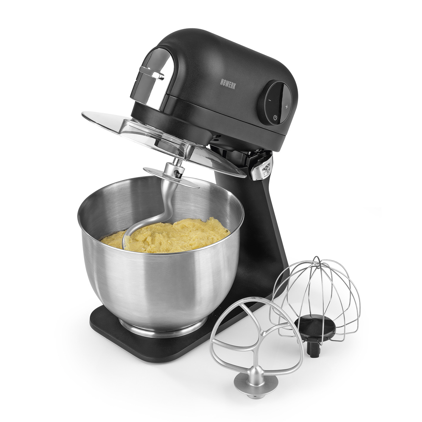 Ein schwarzer Küchenmixer mit einer Edelstahlschüssel und Aufsätzen. Der Mixer steht vor weißem Hintergrund.