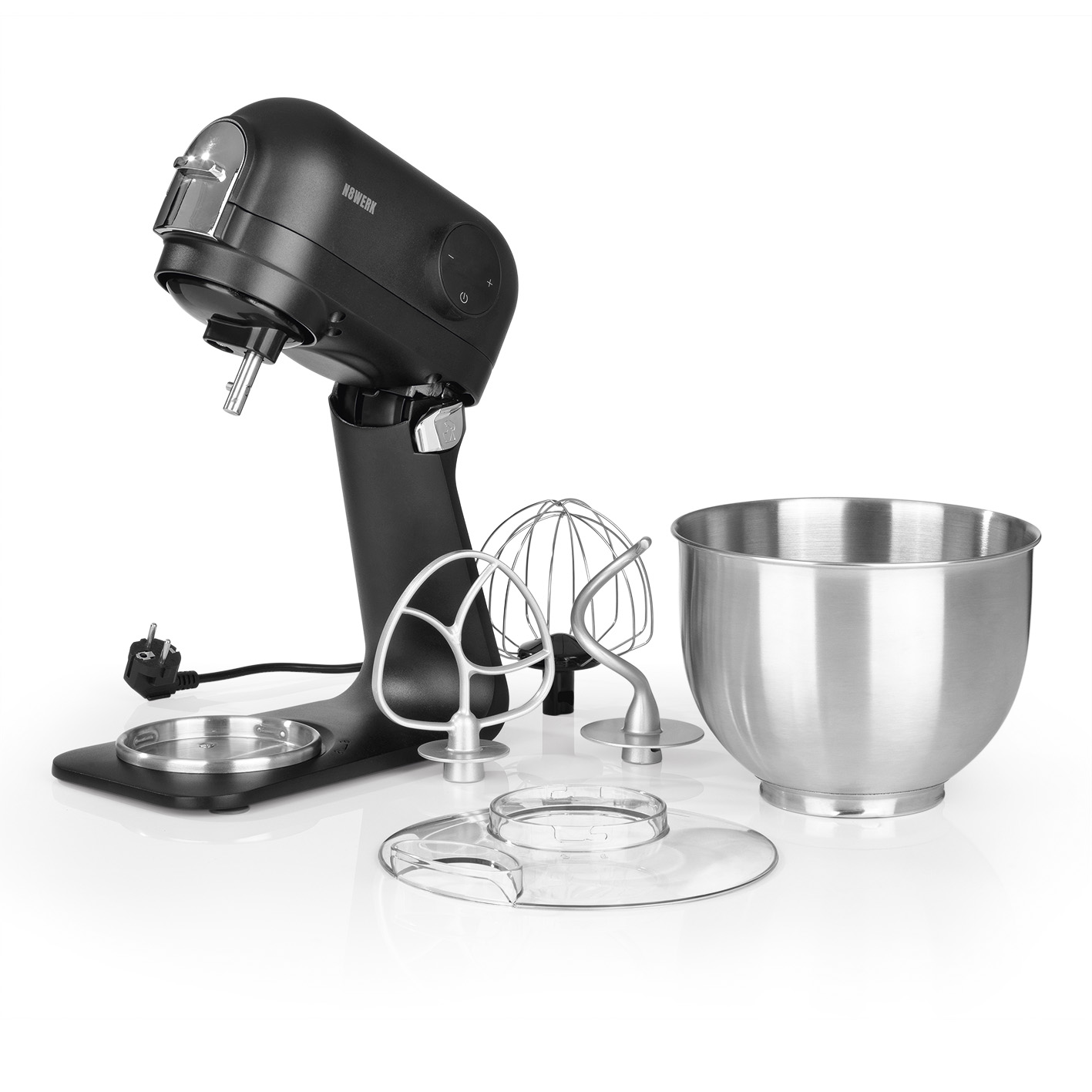 Schwarzer Küchenmixer mit Zubehör, einschließlich einer Rührschüssel und Schneebesen.