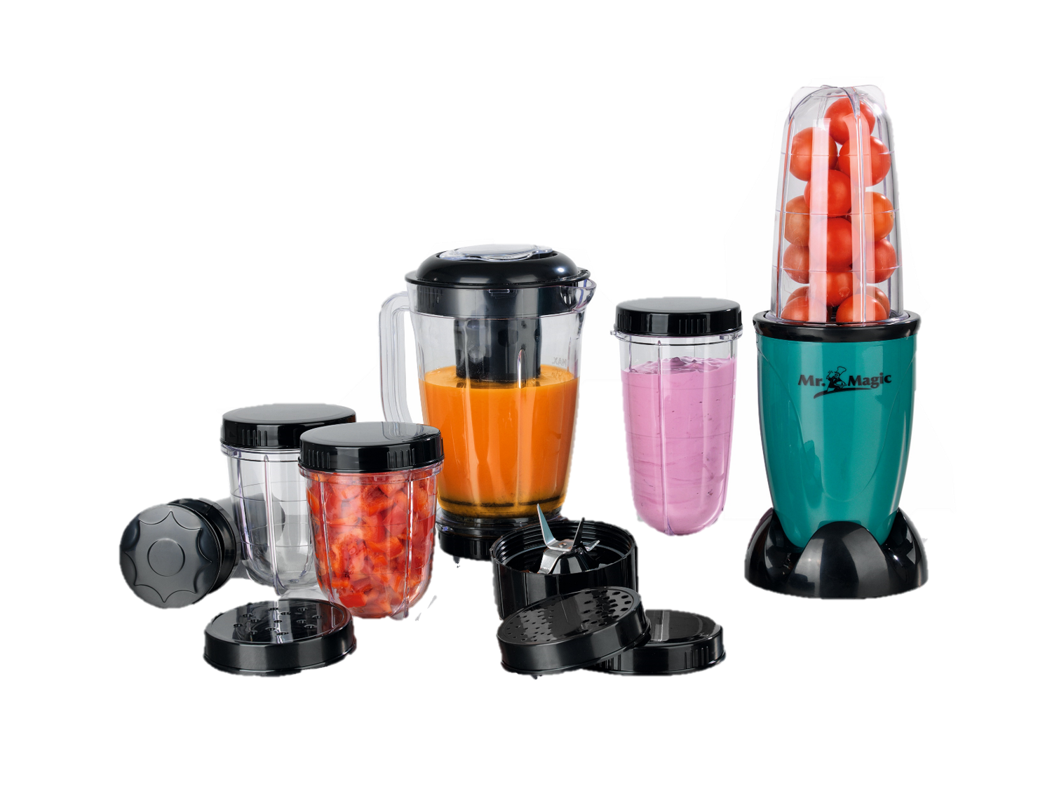 Un frullatore con diversi accessori e ingredienti, tra cui pomodori e liquido arancione.