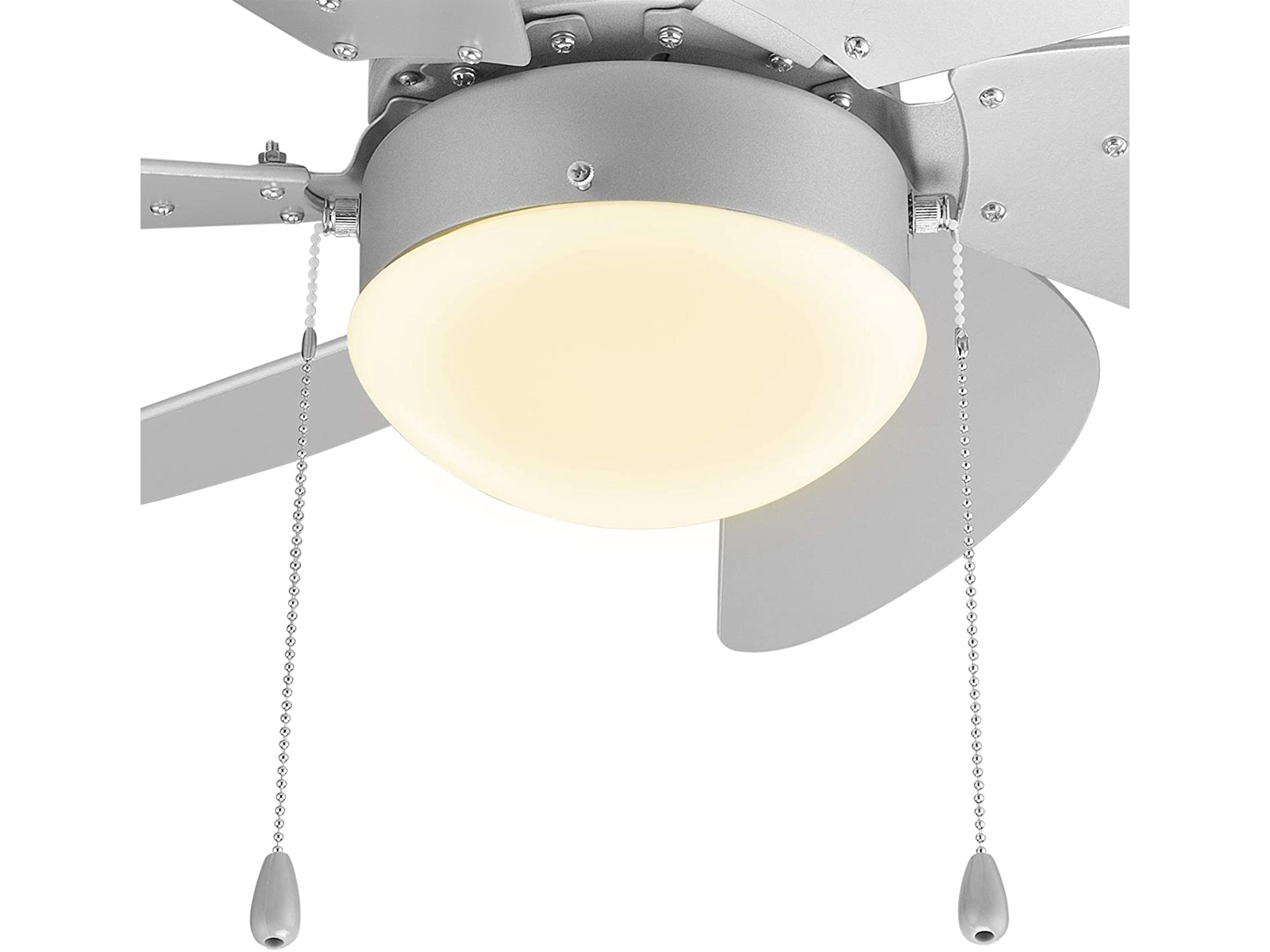 Deckenventilator mit silbernen Flügeln und einer Leuchte. Er hat zwei Zugketten für Ein/Aus und Licht.