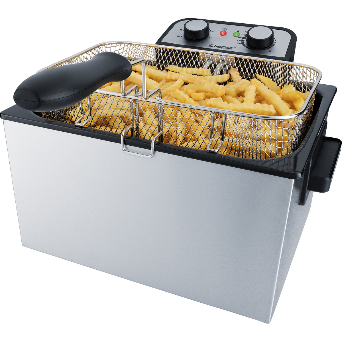 Friteuse en acier inoxydable avec un panier rempli de frites, une poignée noire et un panneau de commande.