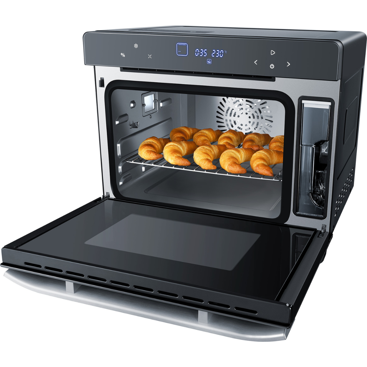 Ein Ofen mit offener Tür, gefüllt mit Croissants. Der Hintergrund ist weiß.