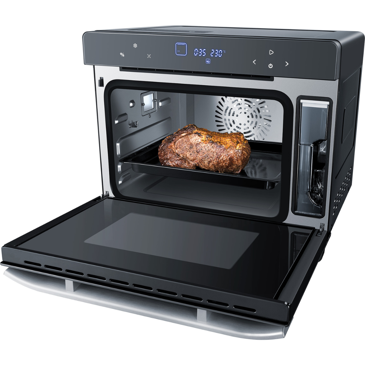 Ein Backofen mit geöffneter Tür, der einen Braten auf einem Tablett zeigt. Der Ofen ist schwarz und silber.