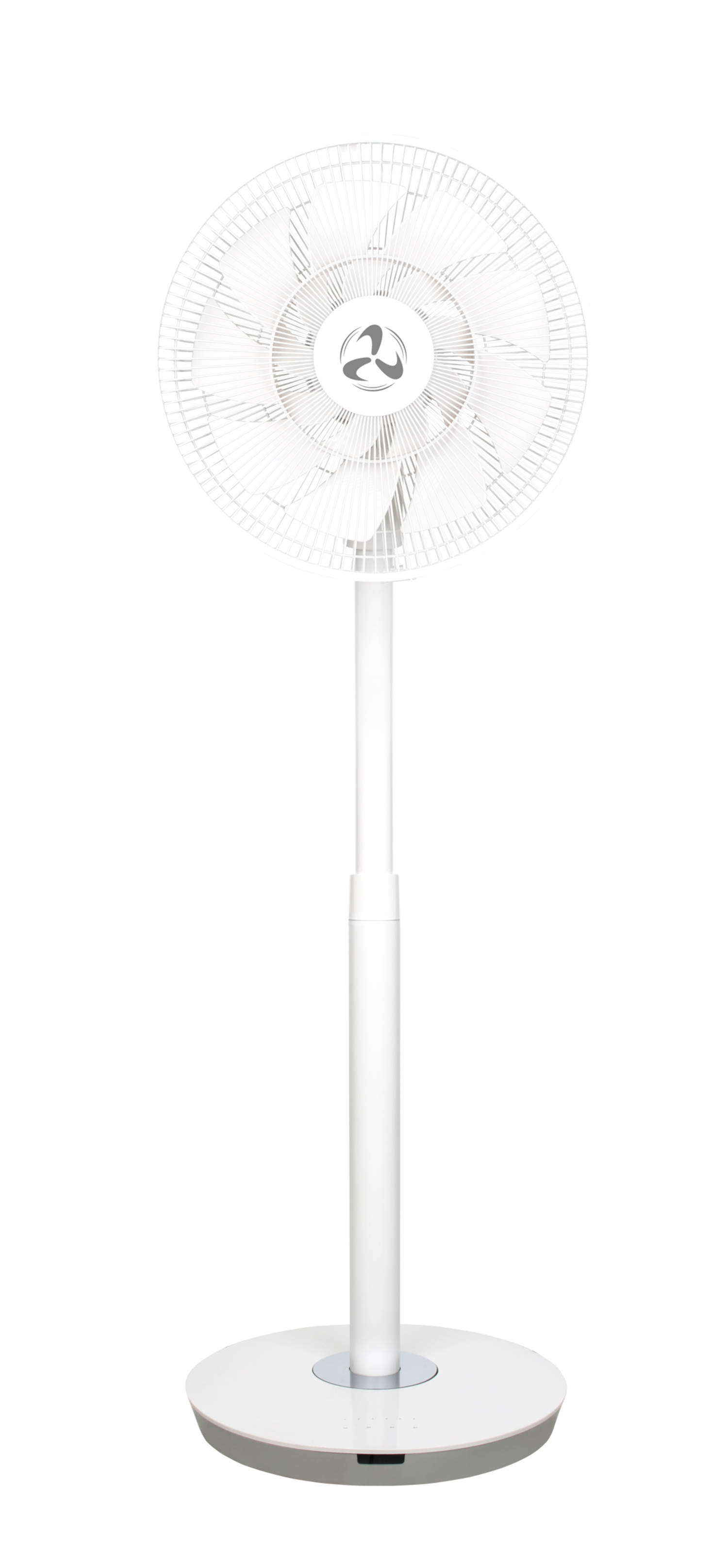Ein weißer Standventilator mit weißem Fuß und weißem Ventilatorkopf mit drei Flügeln.