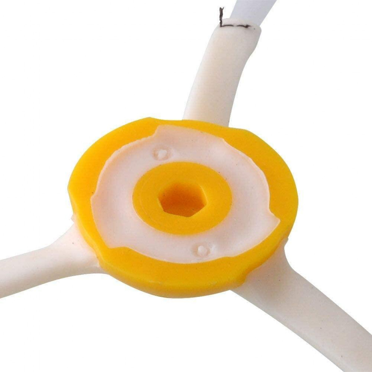 Żółto-biała głowica szczotkowa robota odkurzacza. Trzy ramiona szczotki rozciągają się na zewnątrz.