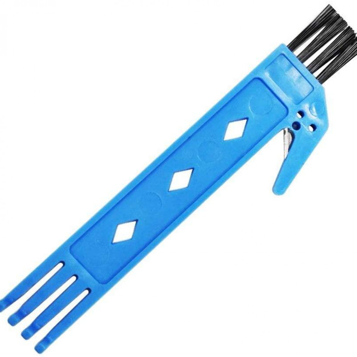 Niebieska szczotka do czyszczenia z czarnym włosiem. Szczotka ma uchwyt w kształcie rombów.