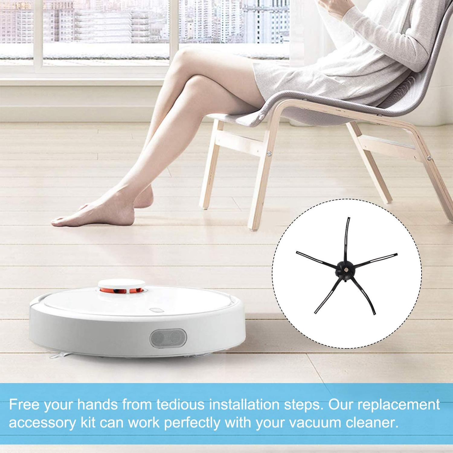 Robot odkurzający i zbliżenie na jego szczotkę. Podłoga jest jasna.